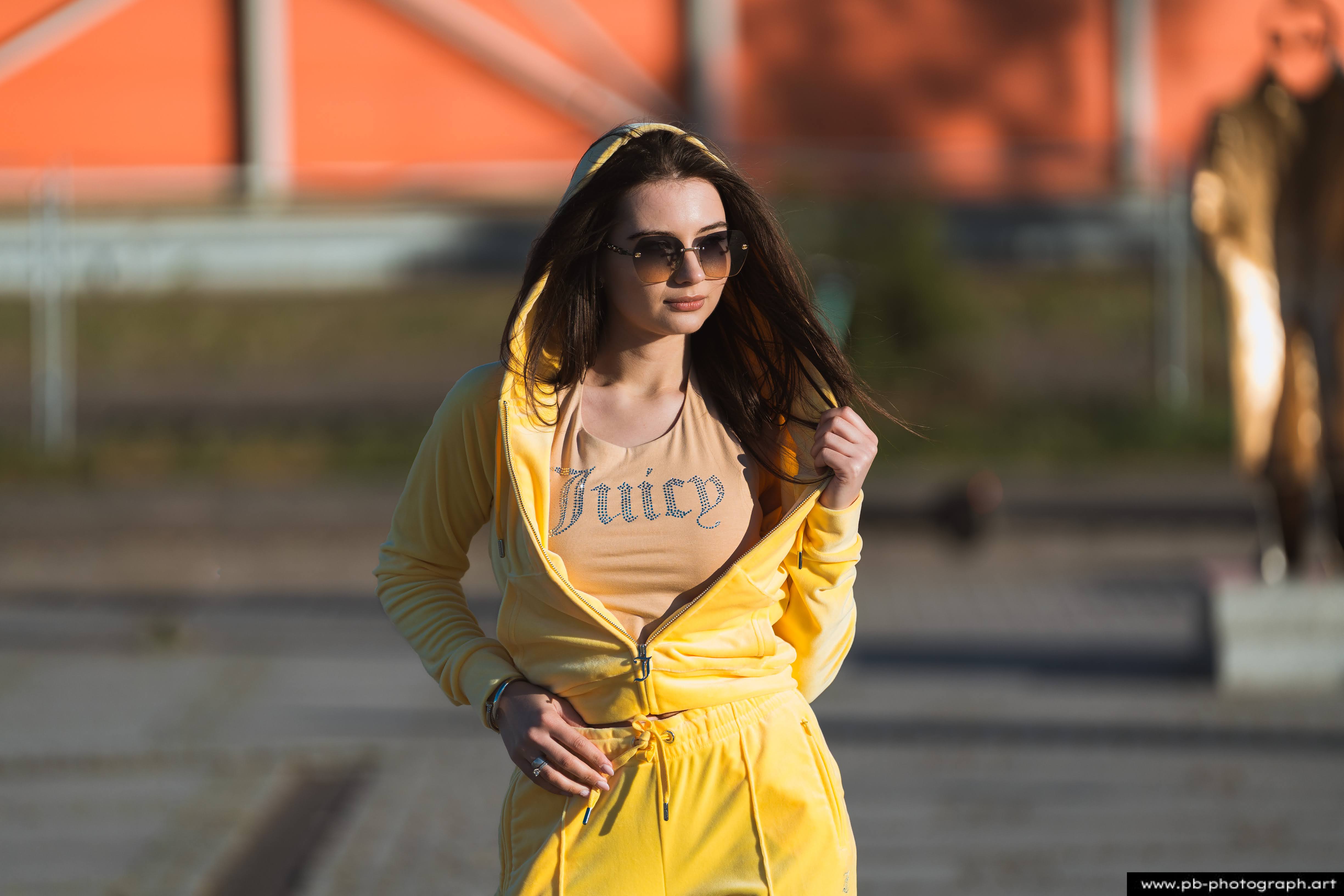 Fotografia produktowa na Łasztowni w Szczecinie — modelka w żółtym dresie prezentująca najnowszą kolekcję ubrań.
