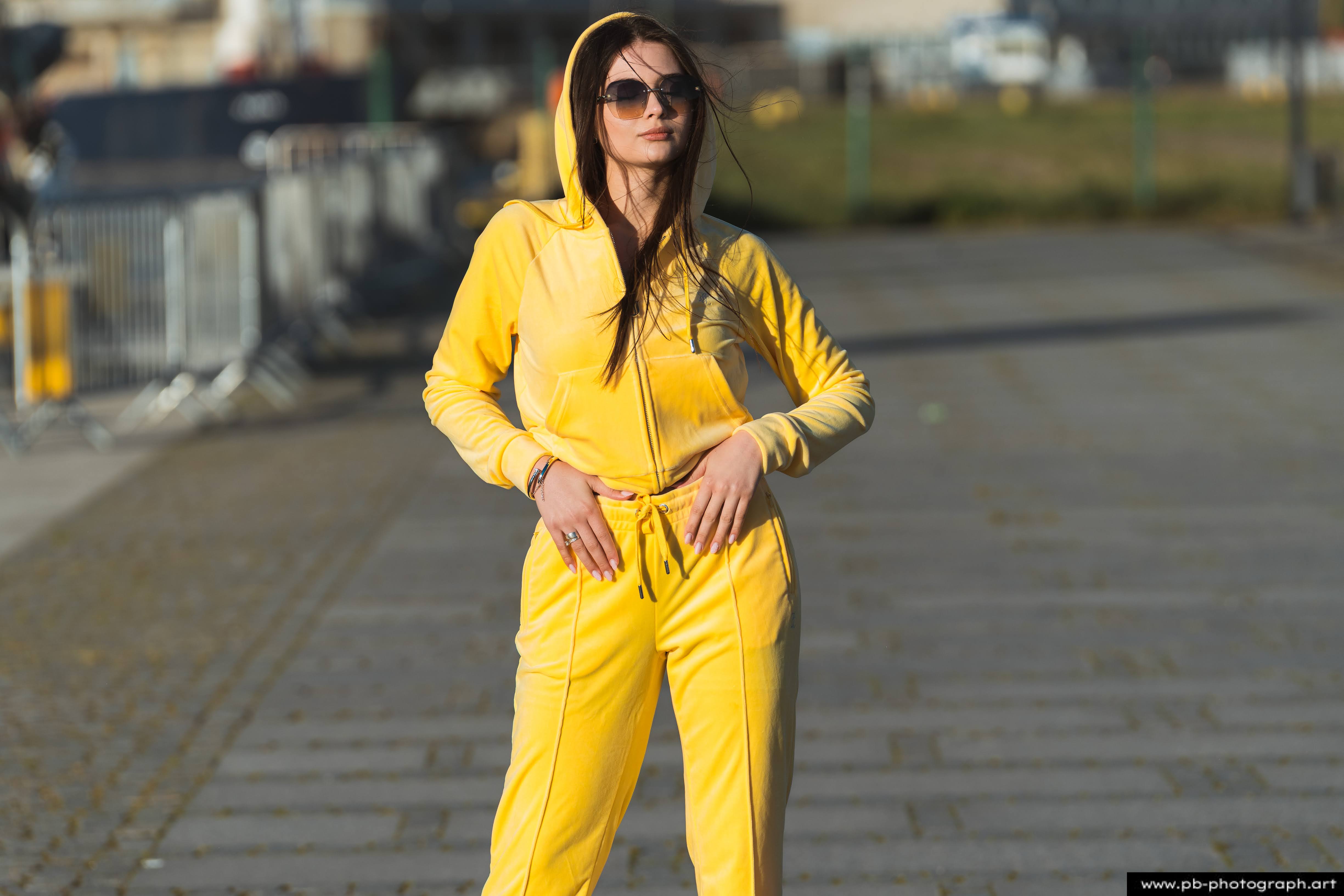 Fotografia produktowa na Łasztowni w Szczecinie — modelka w żółtym dresie z najnowszej kolekcji marki odzieżowej.