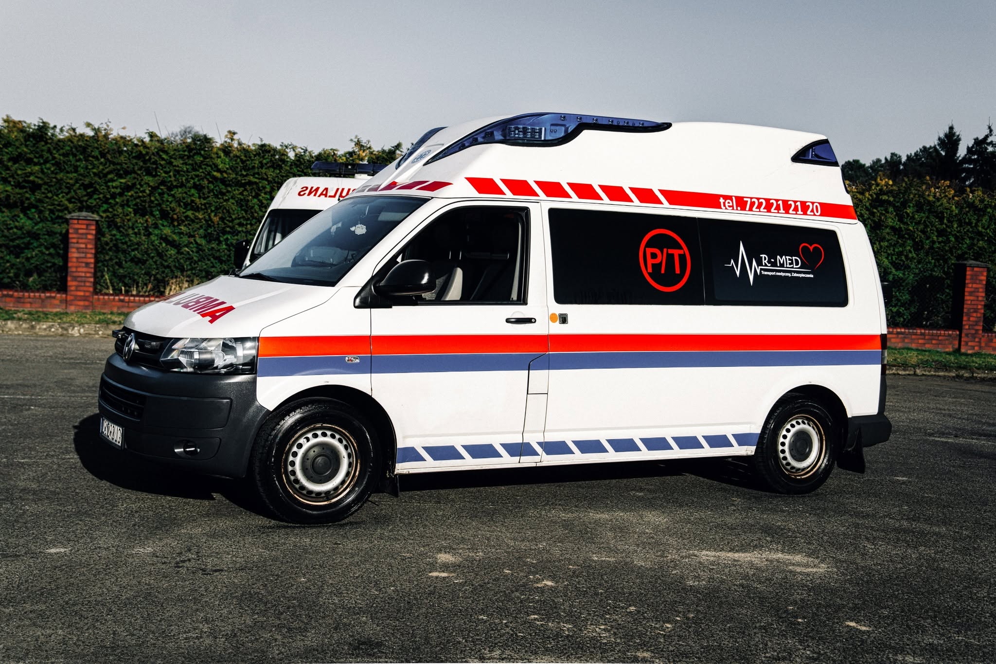 Fotografia wizerunkowa karetki RMED z logo firmy w Szczecinie, podkreślająca profesjonalizm transportu medycznego.
