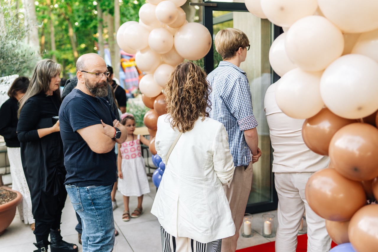 Fotografia eventowa z kolacji degustacyjnej w Szczecinie — goście czekają na wejście do luksusowego hotelu.