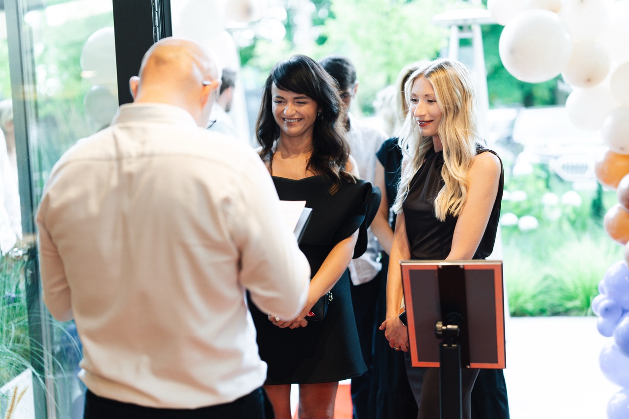 Fotografia eventowa z kolacji degustacyjnej z Karolem Okrasą w luksusowym hotelu w Dziwnowie, goście w eleganckich strojach.