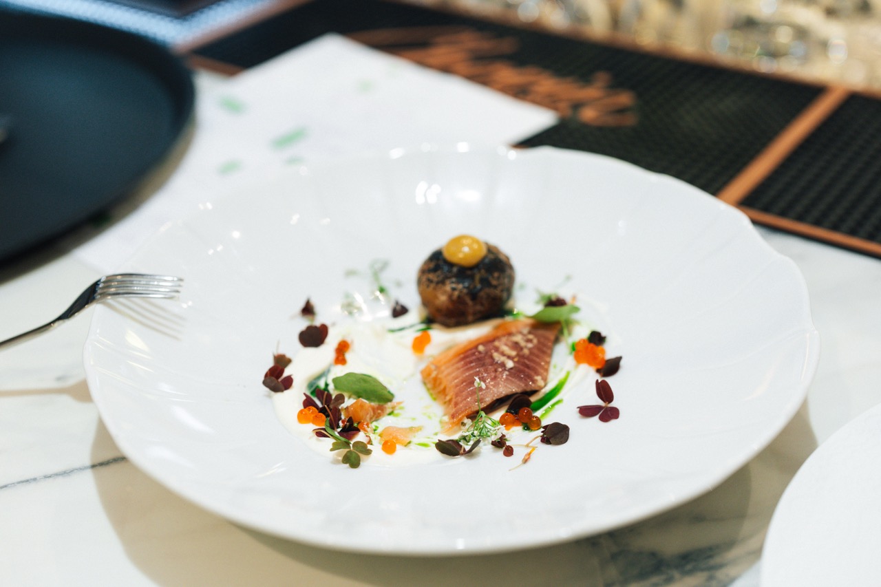 Fotografia eventowa z kolacji degustacyjnej w Szczecinie — eleganckie danie na talerzu z dekoracjami.