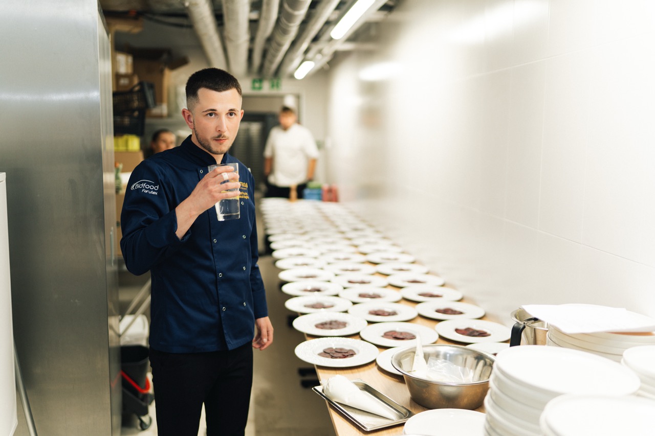 Fotografia eventowa z kolacji degustacyjnej w Szczecinie — kucharz przygotowujący dania w luksusowym hotelu.