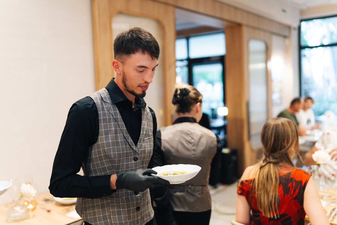 Fotografia eventowa z kolacji degustacyjnej z Karolem Okrasą w luksusowym hotelu w Dziwnowie.