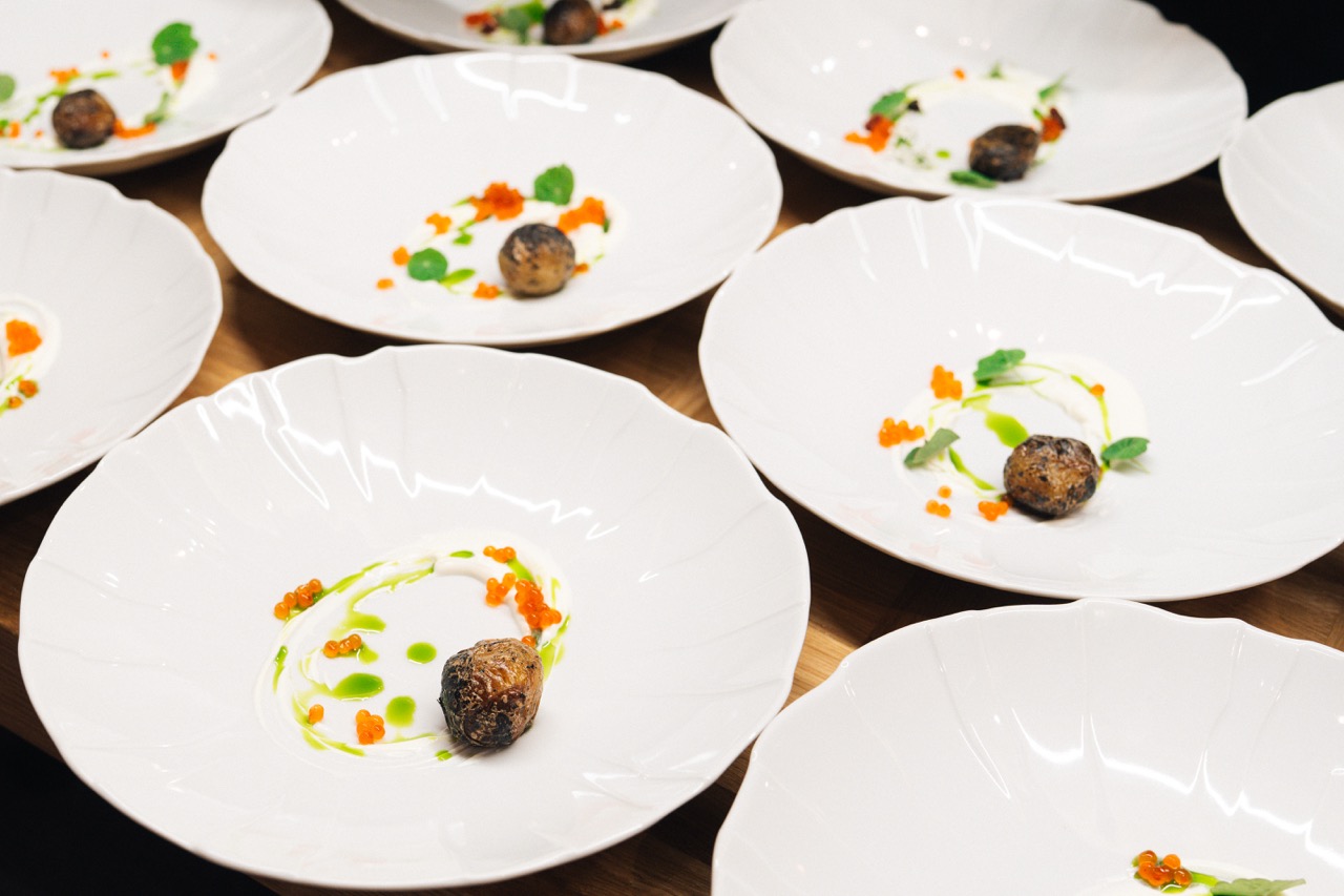 Fotografia eventowa z kolacji degustacyjnej w Szczecinie — eleganckie talerze z wykwintnymi daniami.