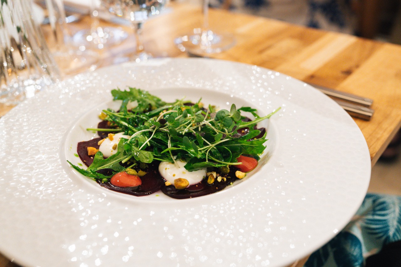 Fotografia eventowa z kolacji degustacyjnej w Szczecinie — smakowite dania na eleganckim talerzu.