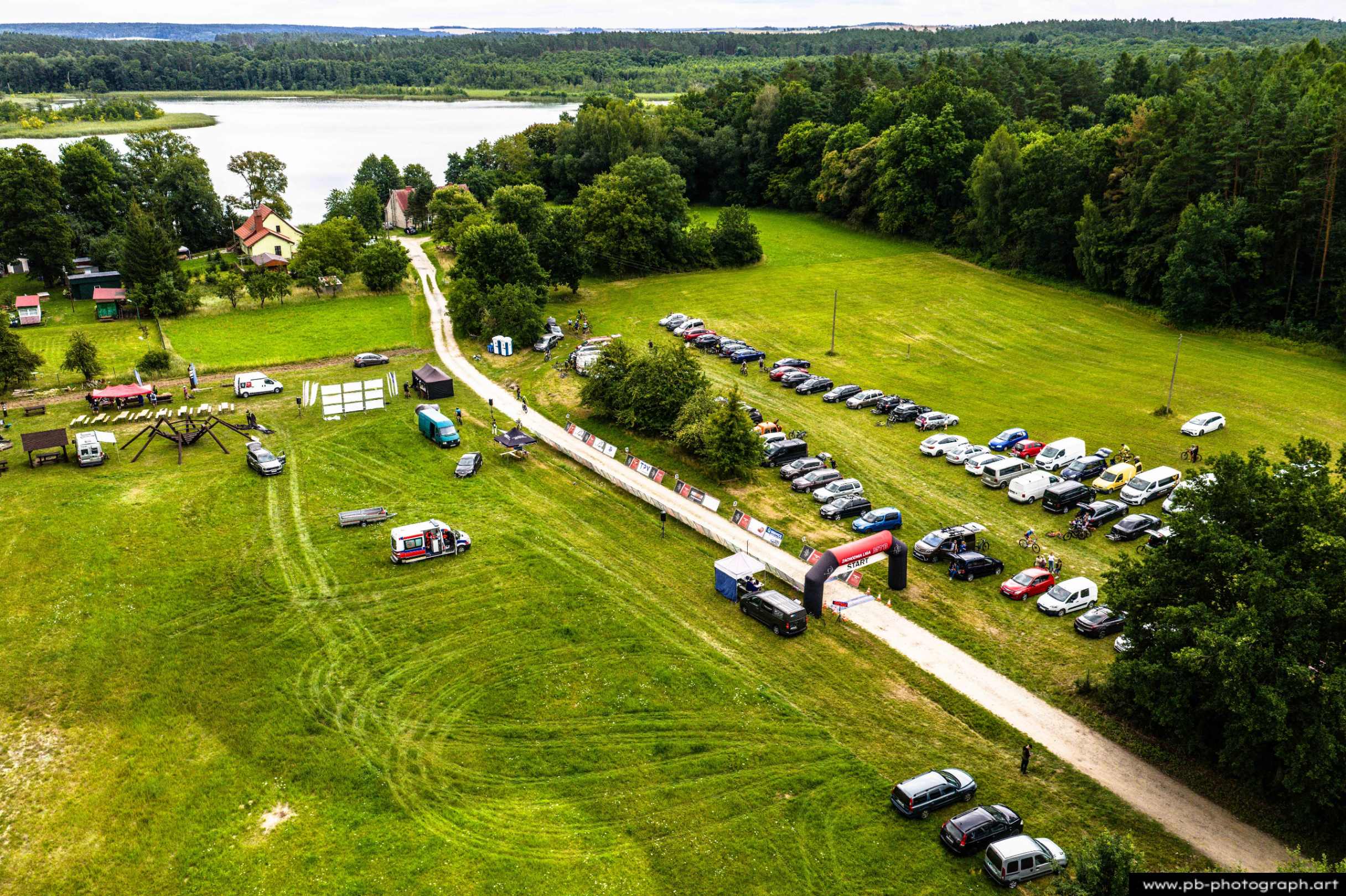 Ujęcie z drona przedstawiające trasę wyścigu MTB oraz parking dla uczestników w Szczecinie.