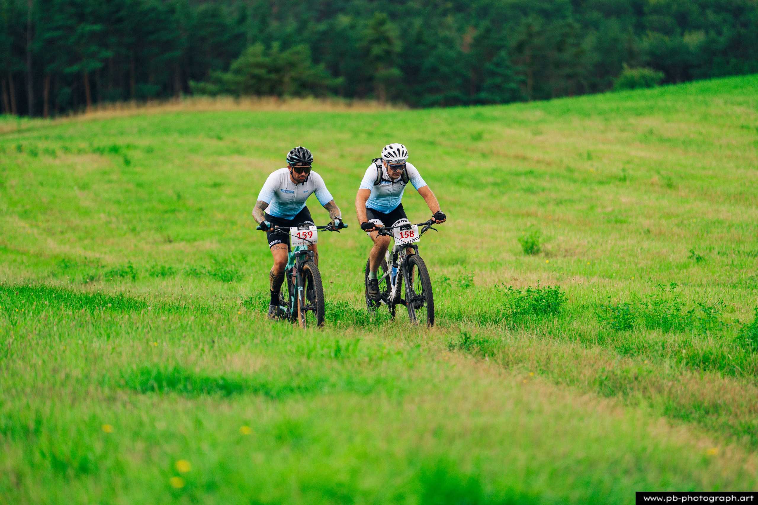 Zawodnicy MTB pokonują trasę w zielonym terenie podczas Rajdu MTD w Szczecinie.