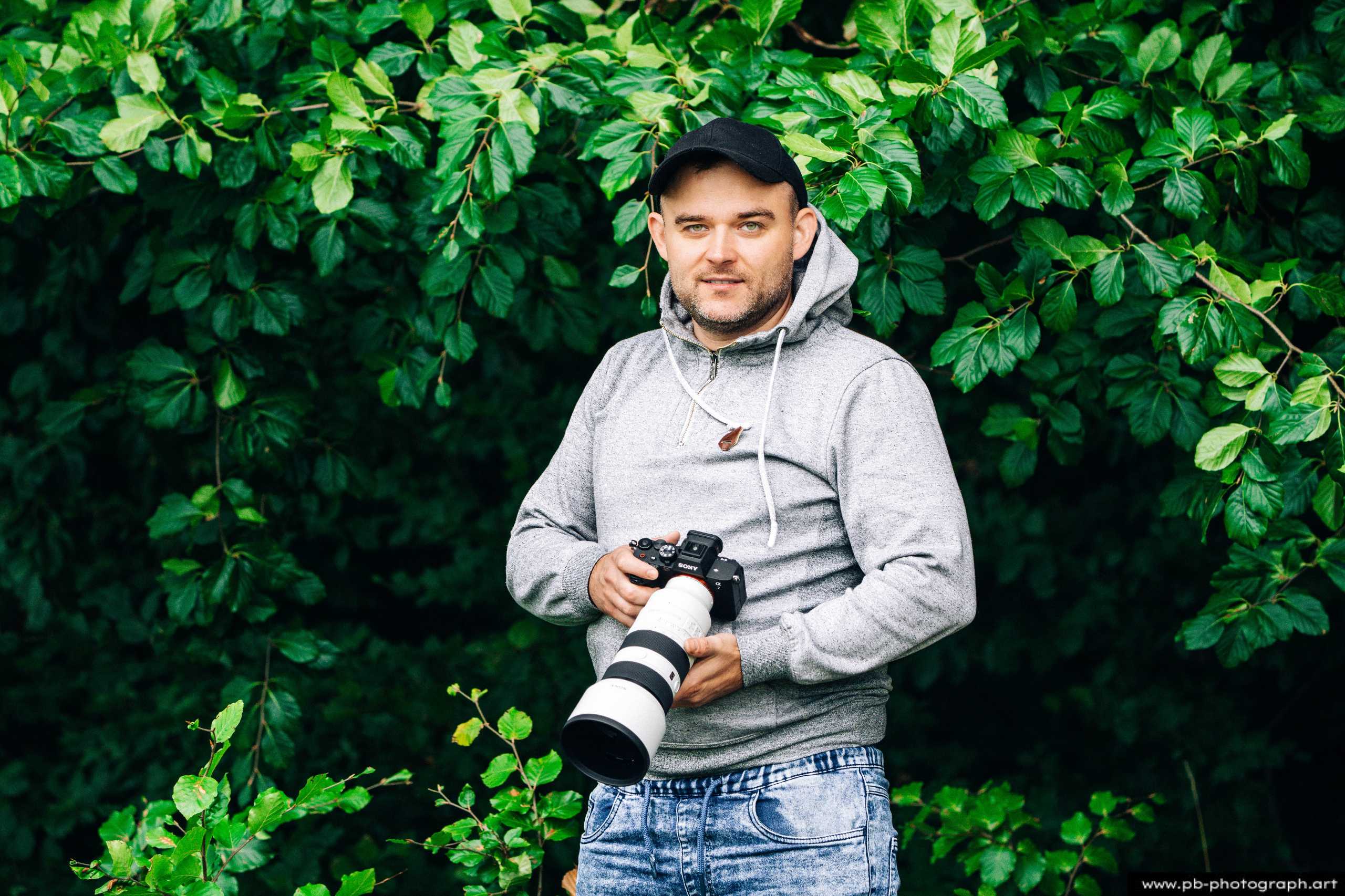 Fotografia z drona podczas Rajdu MTD — zawodnik MTB na trasie wyścigu w Szczecinie, widok z góry na zmagania.