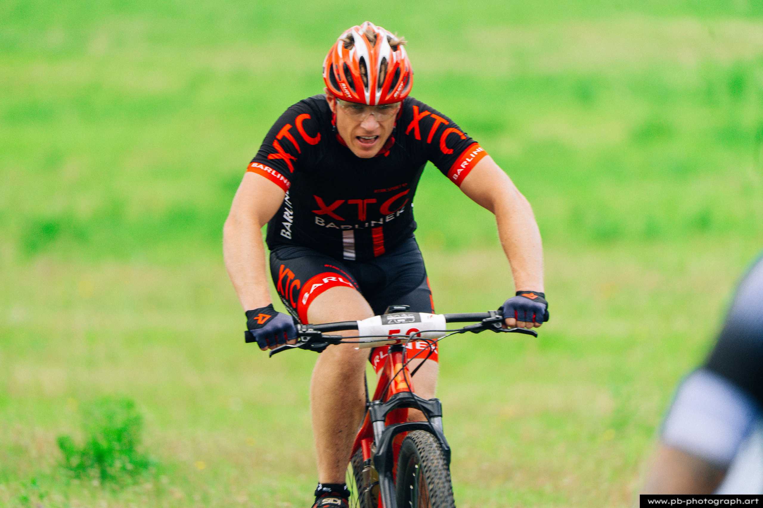 Zawodnik MTB w intensywnej jeździe na rowerze górskim podczas wyścigu w Szczecinie.
