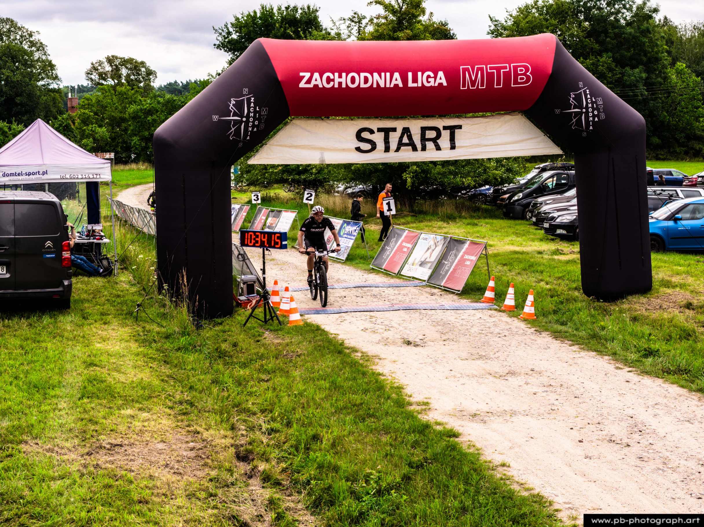 Fotografia z drona przedstawiająca zawodnika MTB przekraczającego linię startu na Rajdzie MTD w Szczecinie.