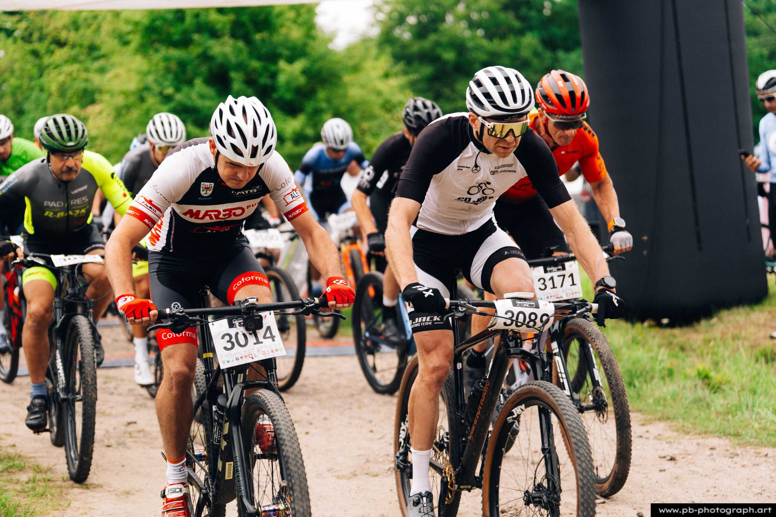 Ujęcie z drona zawodników MTB na trasie wyścigu w Szczecinie, zbliżenie na startujących kolarzy.