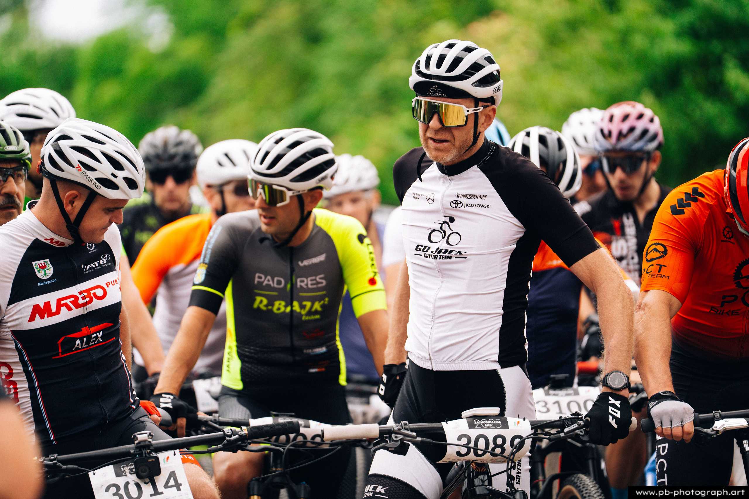 Fotografia z drona podczas Rajdu MTD w Szczecinie — zawodnicy MTB przygotowujący się do startu wyścigu.