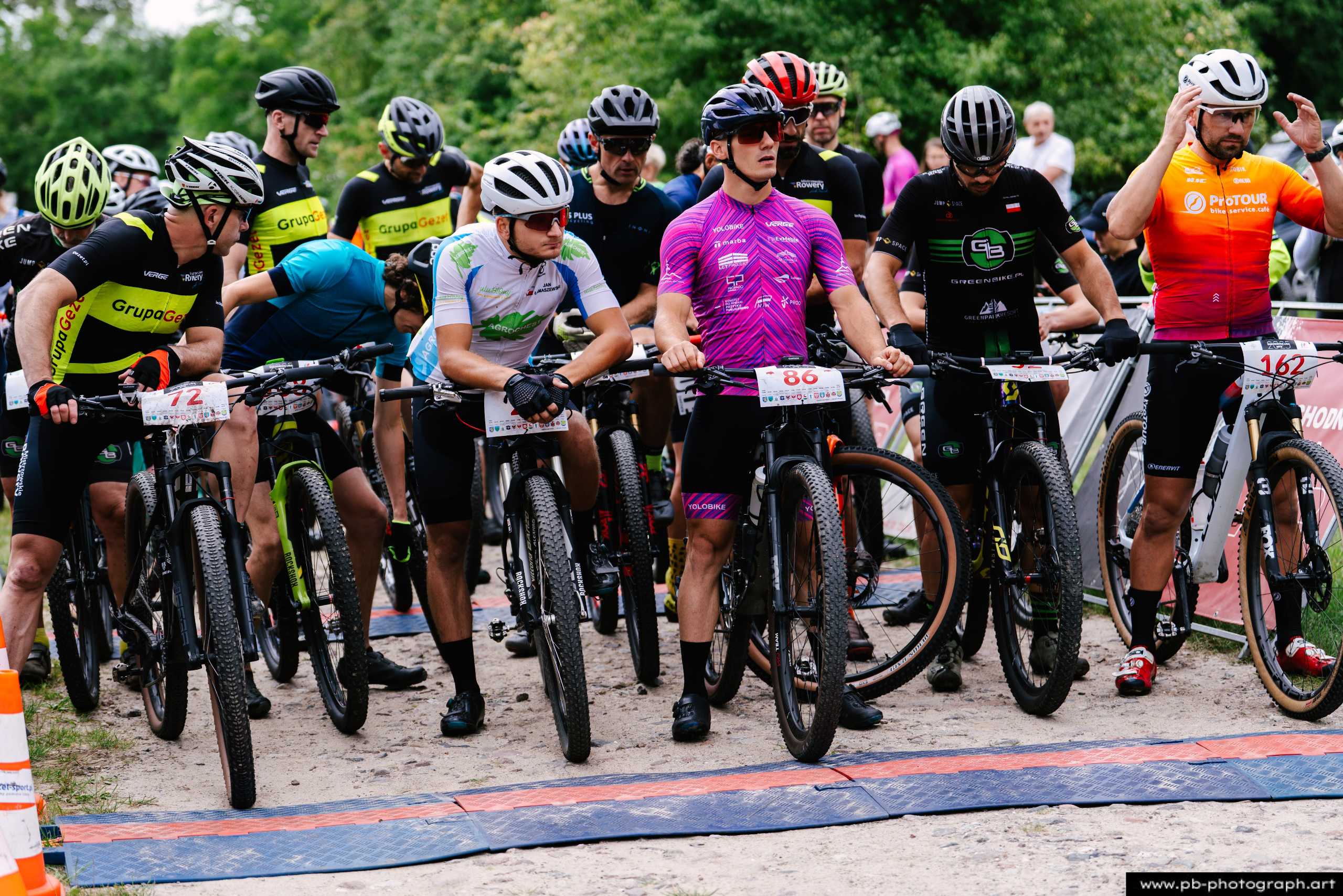 Fotografia z drona z wyścigów MTB w Szczecinie — zawodnicy na starcie, przygotowujący się do rywalizacji.