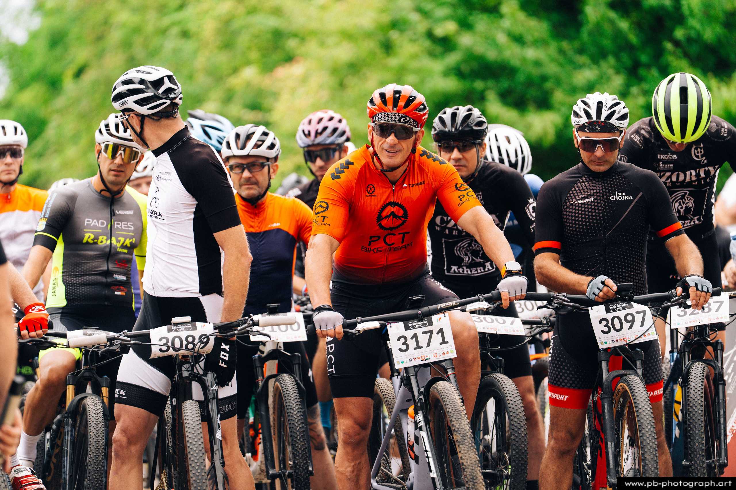 Ujęcie z drona zawodników MTB w oczekiwaniu na start wyścigu w Szczecinie, z widoczną rywalizacją i emocjami na twarzach.