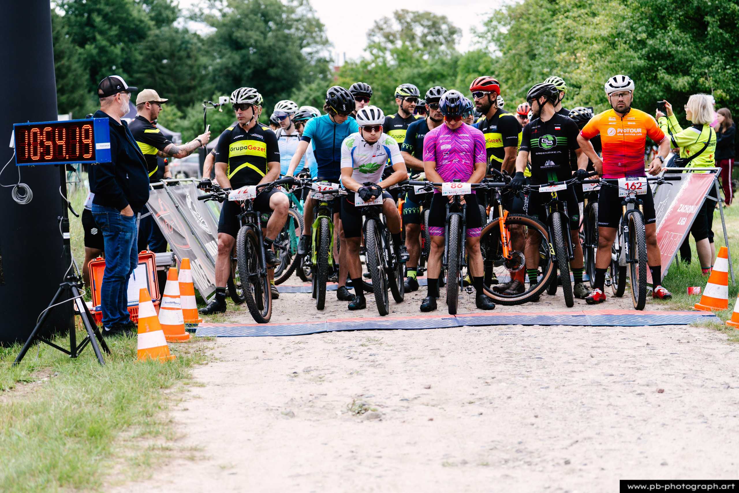 Zawodnicy MTB przygotowujący się do startu na linii startowej podczas Rajdu MTD w Szczecinie.