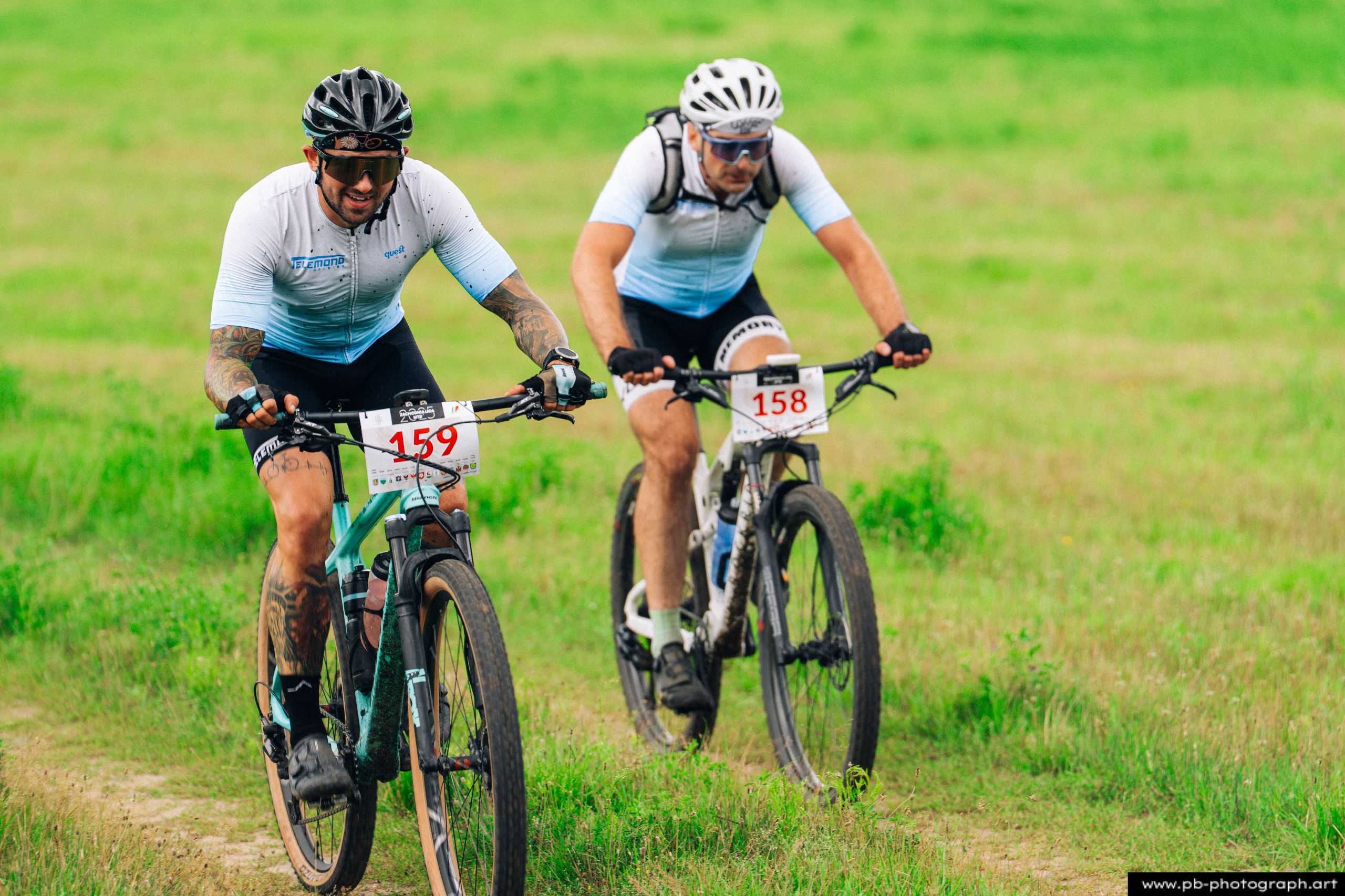 Zawodnicy MTB w trakcie wyścigu, pokonujący zieloną trasę w Szczecinie.