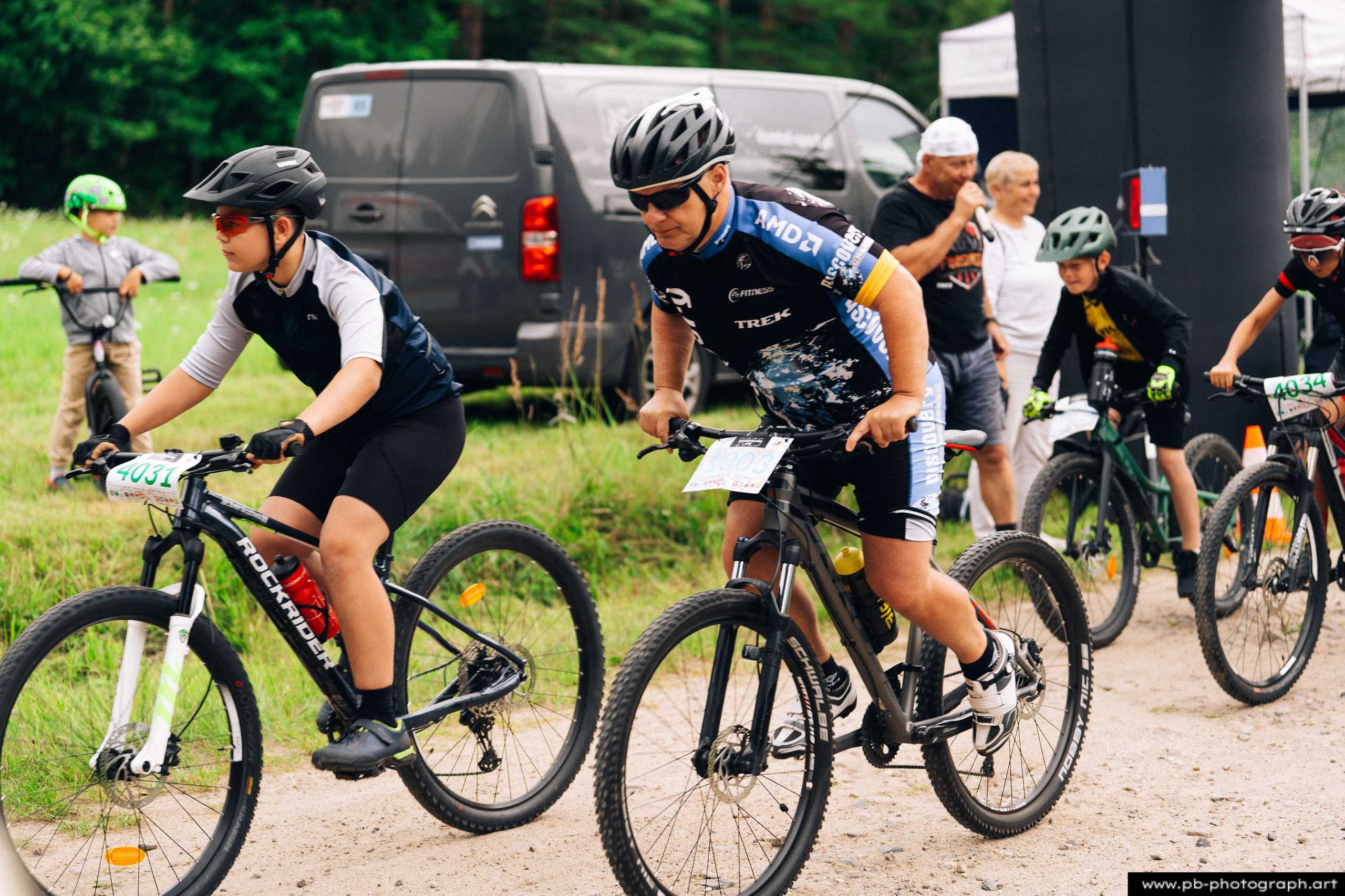 Fotografia z drona podczas Rajdu MTD w Szczecinie — zawodnicy MTB na starcie wyścigu, gotowi do rywalizacji.