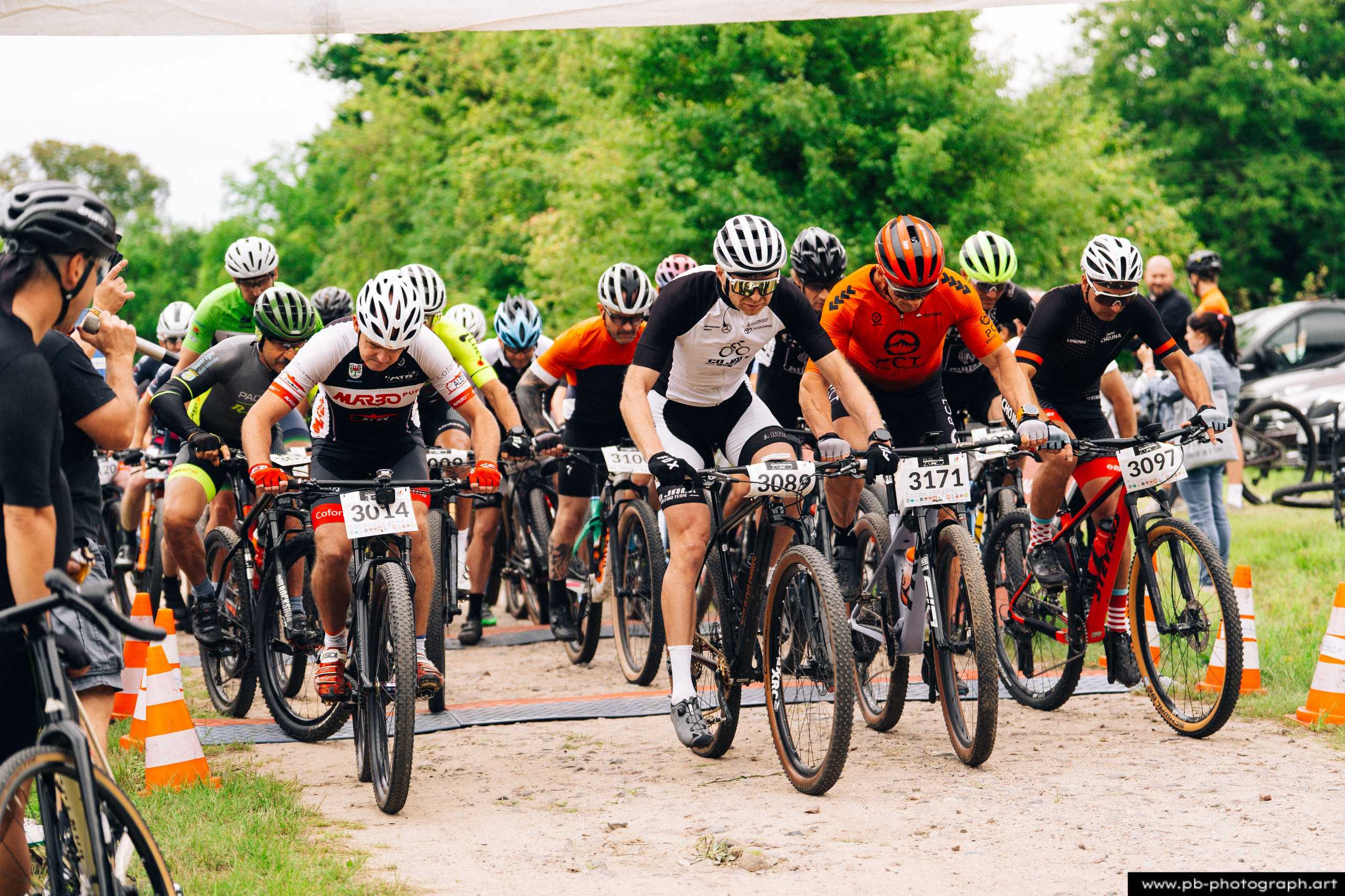 Ujęcie z drona przedstawiające zawodników MTB startujących na trasie wyścigu w Szczecinie.