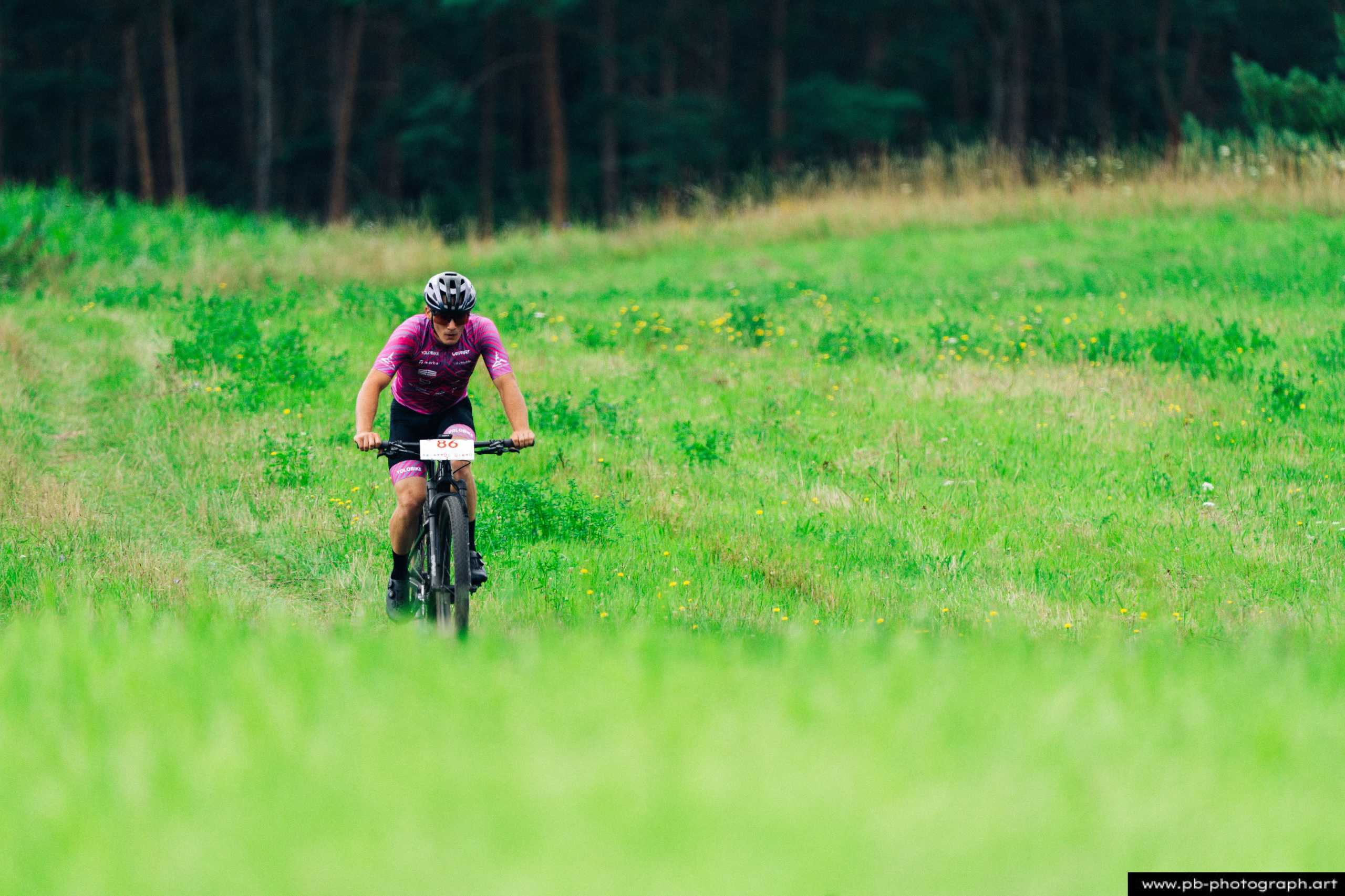 Ujęcie z drona zawodnika MTB w trakcie wyścigu na zielonej trasie w Szczecinie.