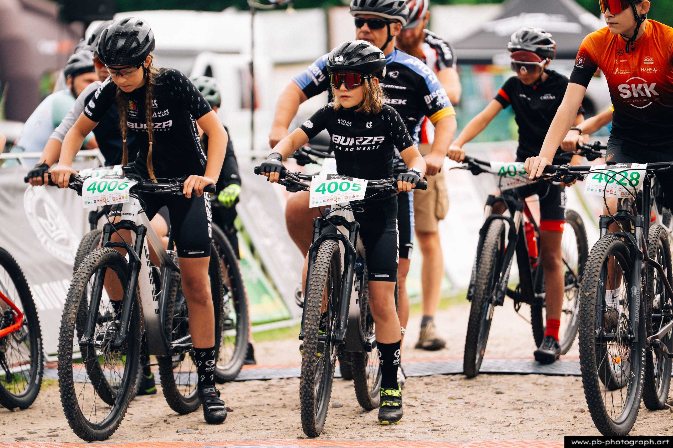 Zawodnicy na rowerach MTB przygotowujący się do startu w wyścigu w Szczecinie.
