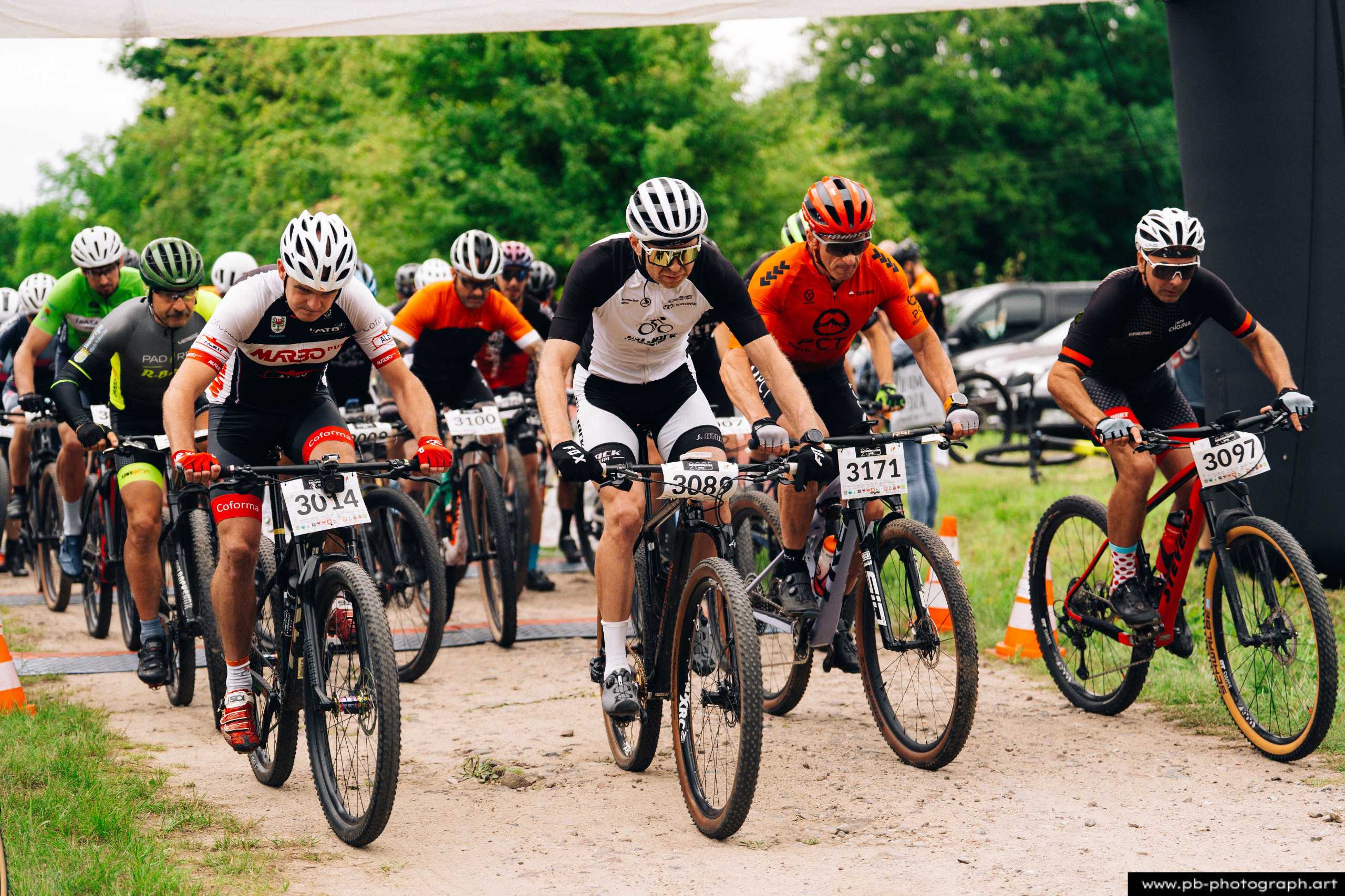 Zawodnicy MTB na starcie wyścigu w Szczecinie, przygotowujący się do rywalizacji na trasie.
