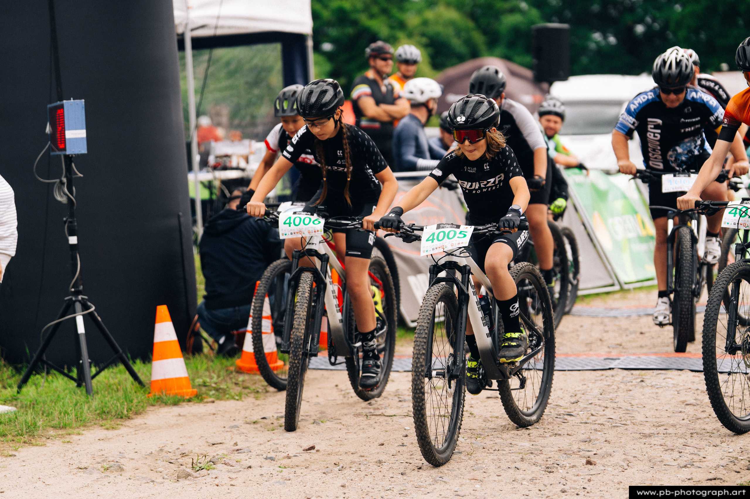 Ujęcie z drona podczas wyścigu MTB w Szczecinie — zawodnicy na rowerach startują z linii mety.