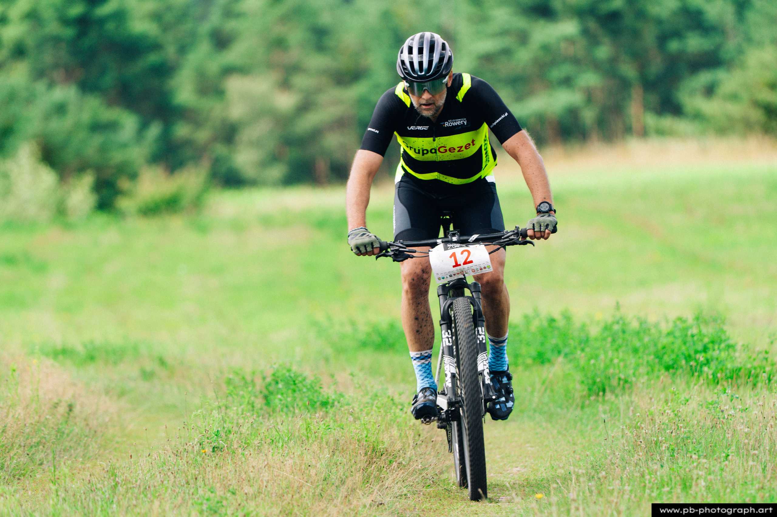 Kolarz MTB na trasie wyścigu w Szczecinie, zbliżenie na zawodnika w akcji na rowerze górskim.