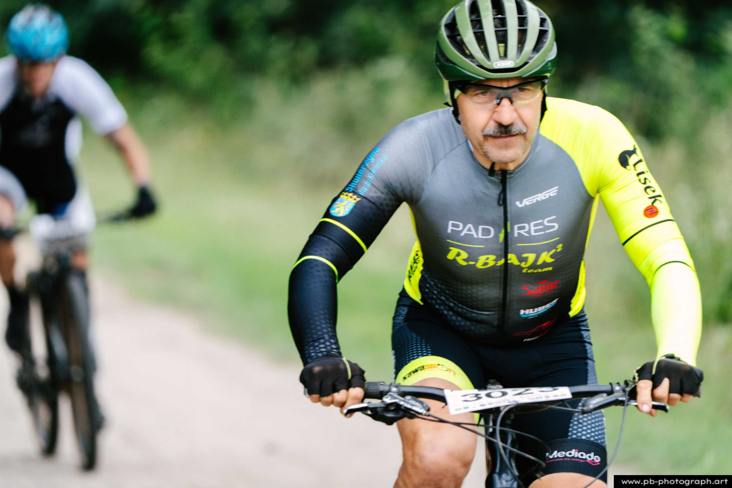 Kolarz na trasie wyścigu MTB podczas Rajdu MTD w Szczecinie, w dynamicznej pozycji na rowerze.
