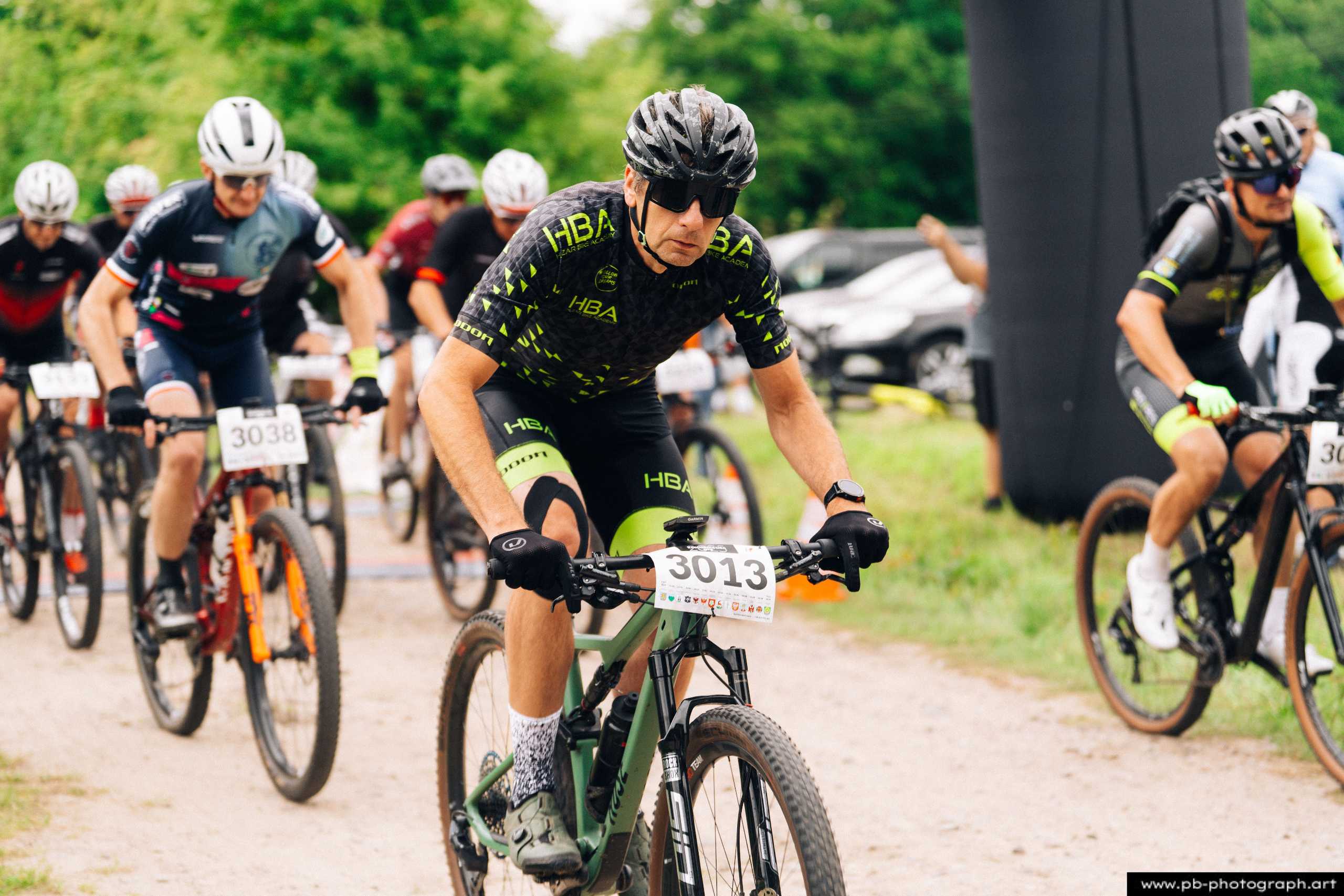 Zawodnicy MTB na trasie wyścigu w Szczecinie, zbliżenie na uczestnika z numerem startowym 3013.