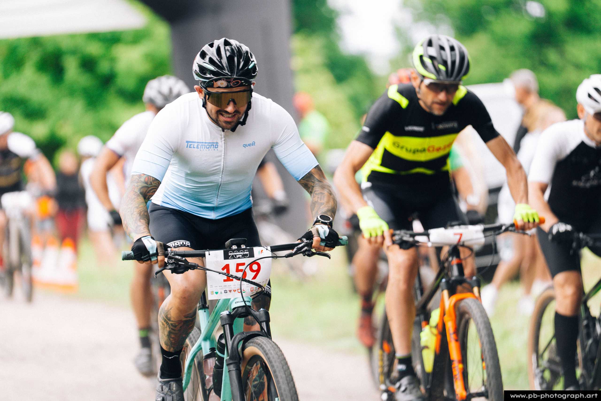 Zawodnicy MTB w akcji podczas Rajdu MTD w Szczecinie, zbliżenie na kolarzy na trasie wyścigu.