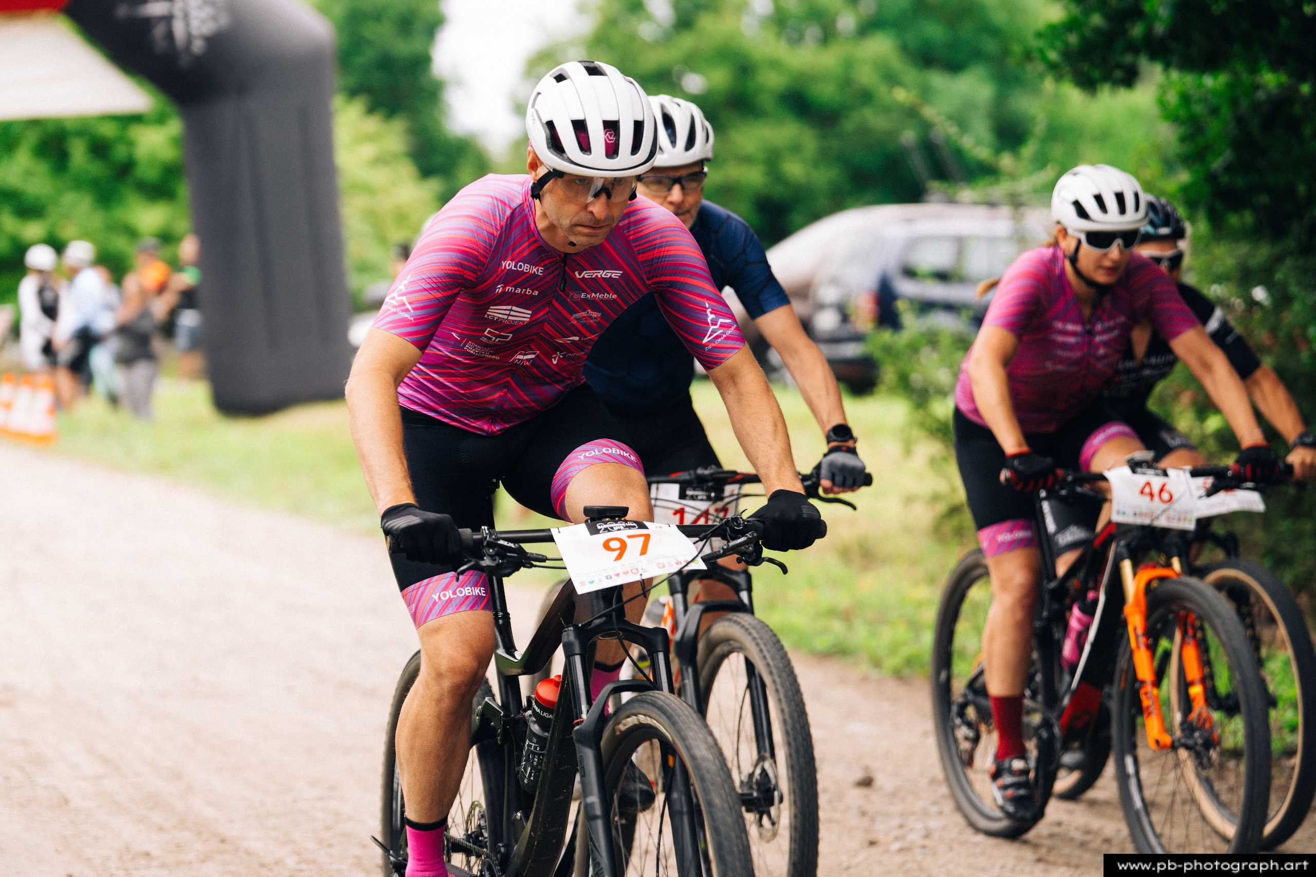 Fotografia z drona podczas wyścigu MTB w Szczecinie — zawodnik na trasie z numerem startowym 97 w akcji.