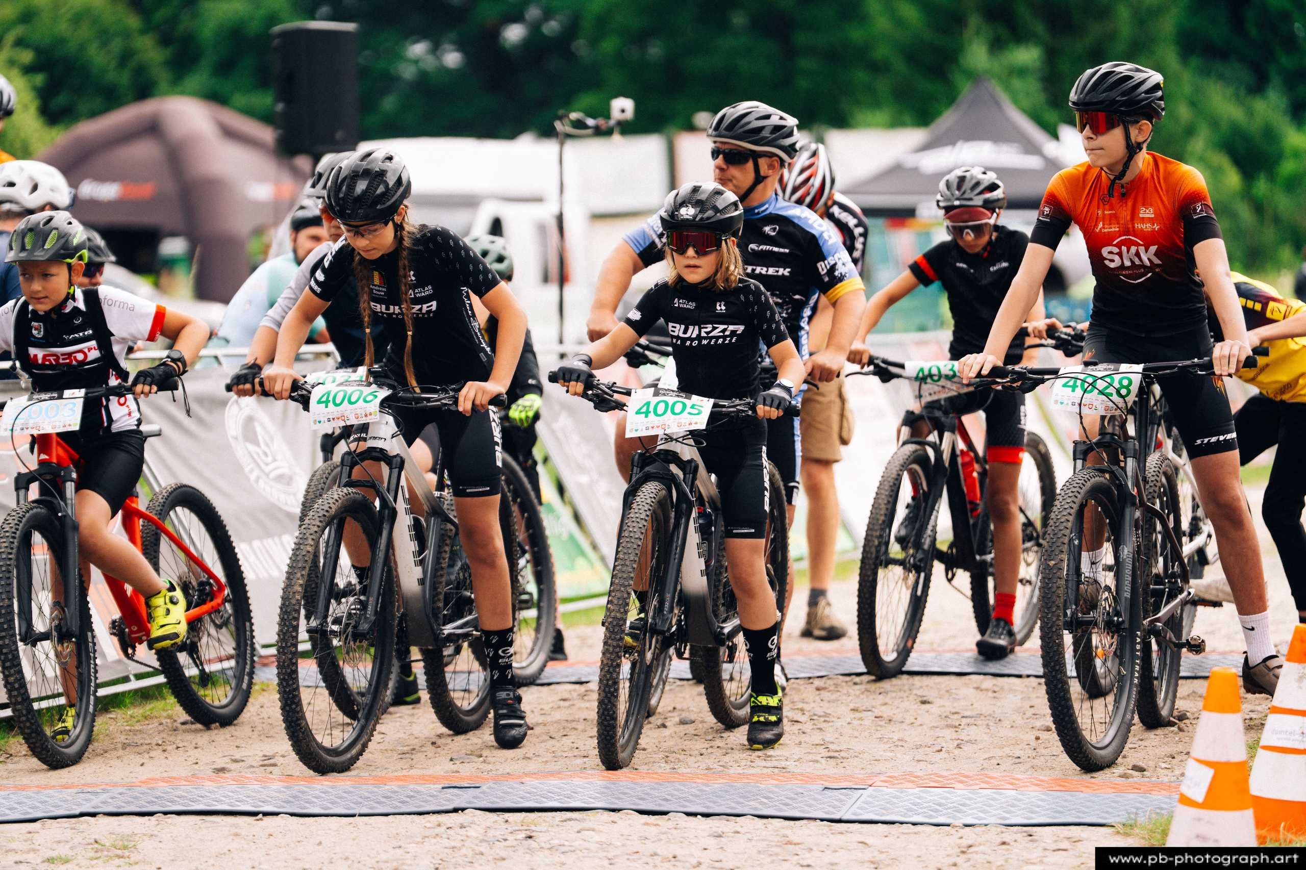 Ujęcie z drona z wyścigów MTB w Szczecinie — zawodnicy na starcie, przygotowujący się do rywalizacji.