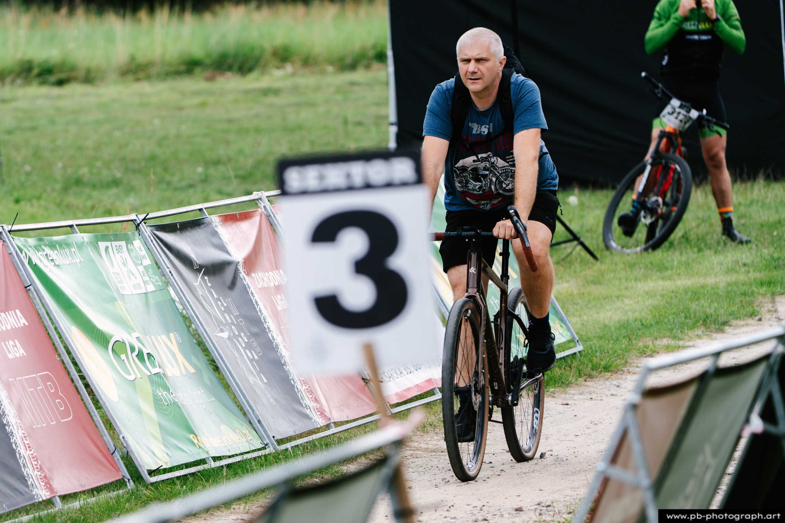 Zawodnik na rowerze wjeżdża do sektora numer 3 podczas wyścigu MTB w Szczecinie.