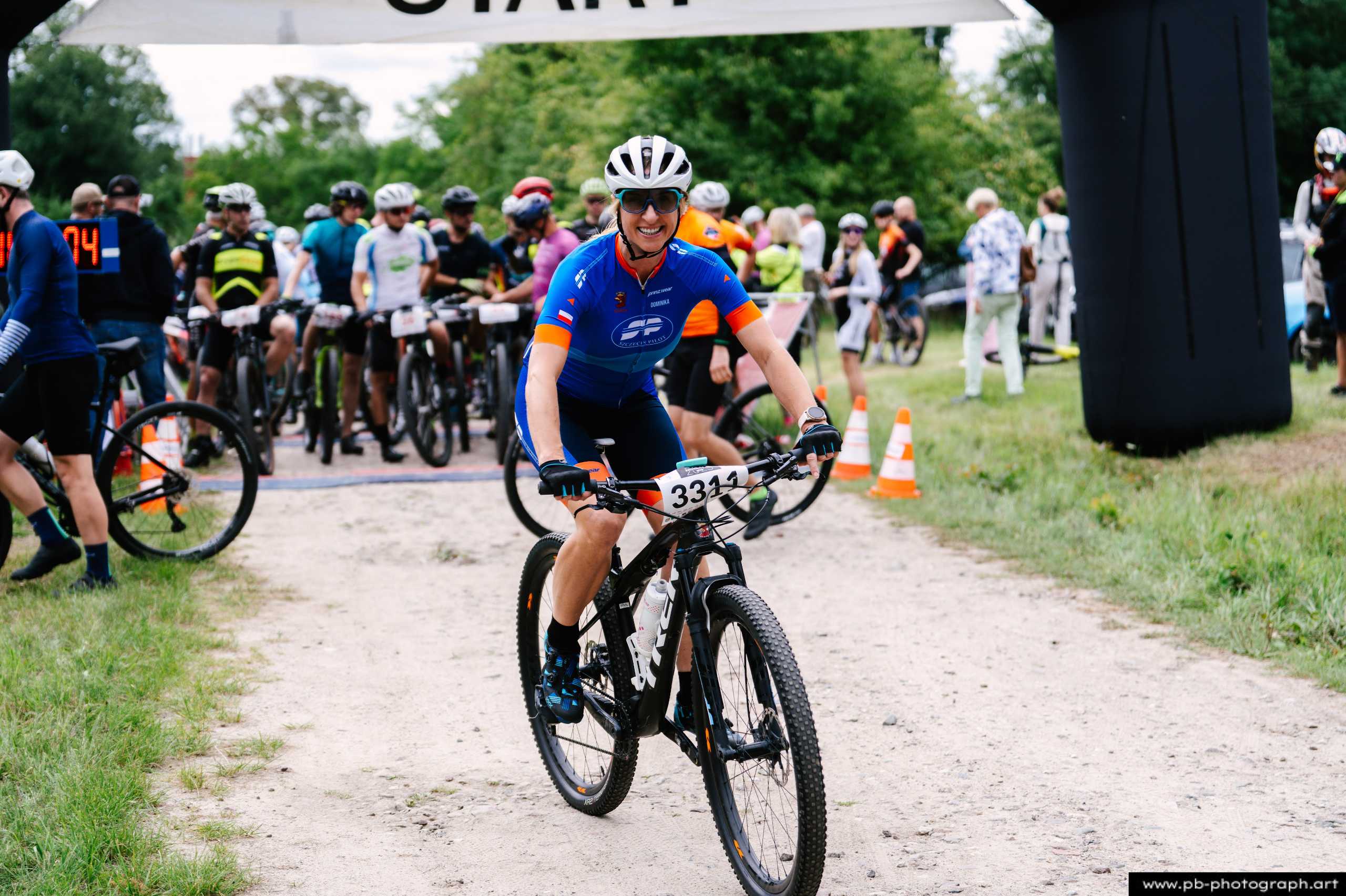 Zawodnik na rowerze górskim z numerem 3344 na starcie wyścigu MTB w Szczecinie.