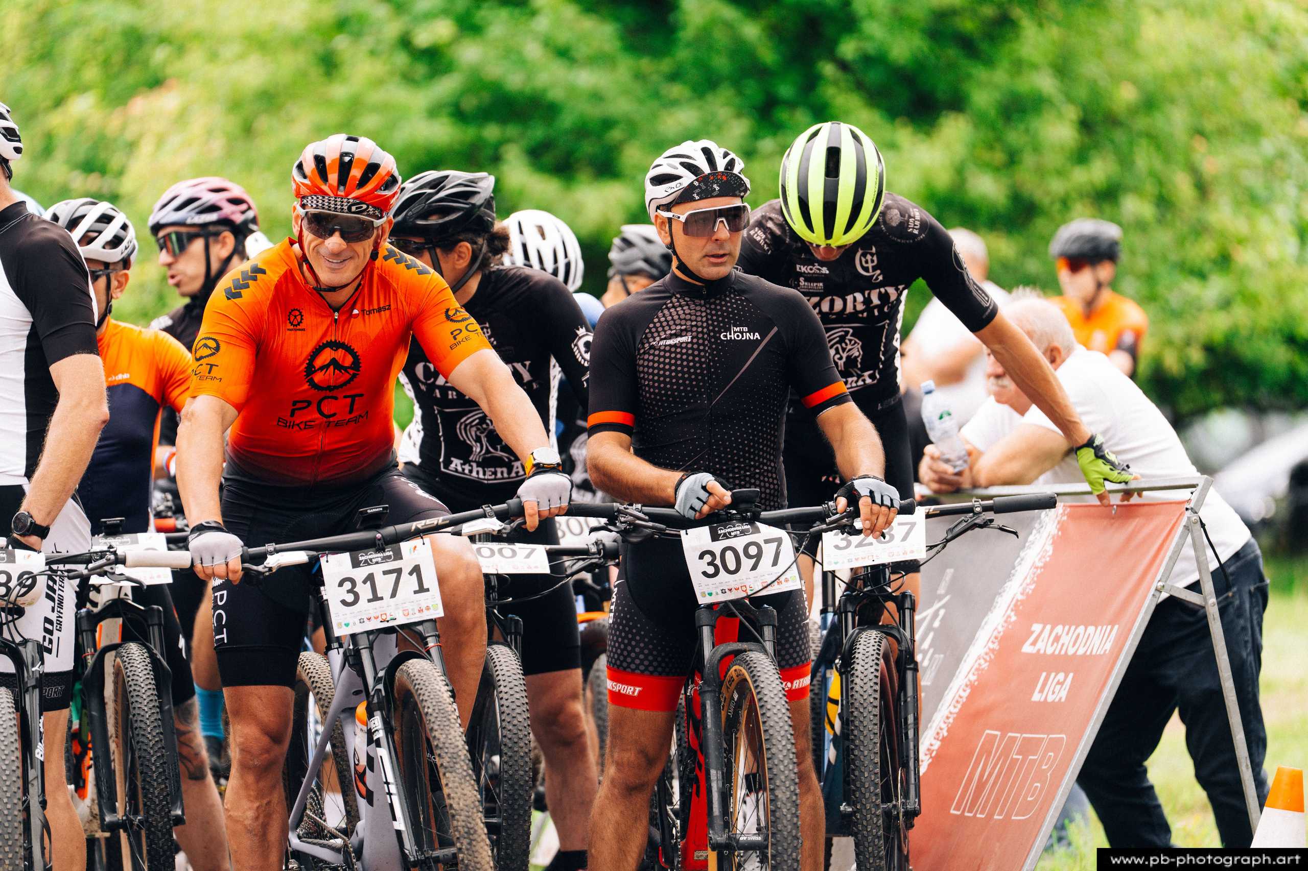 Zawodnicy MTB w oczekiwaniu na start wyścigu, przygotowani do rywalizacji w Szczecinie.
