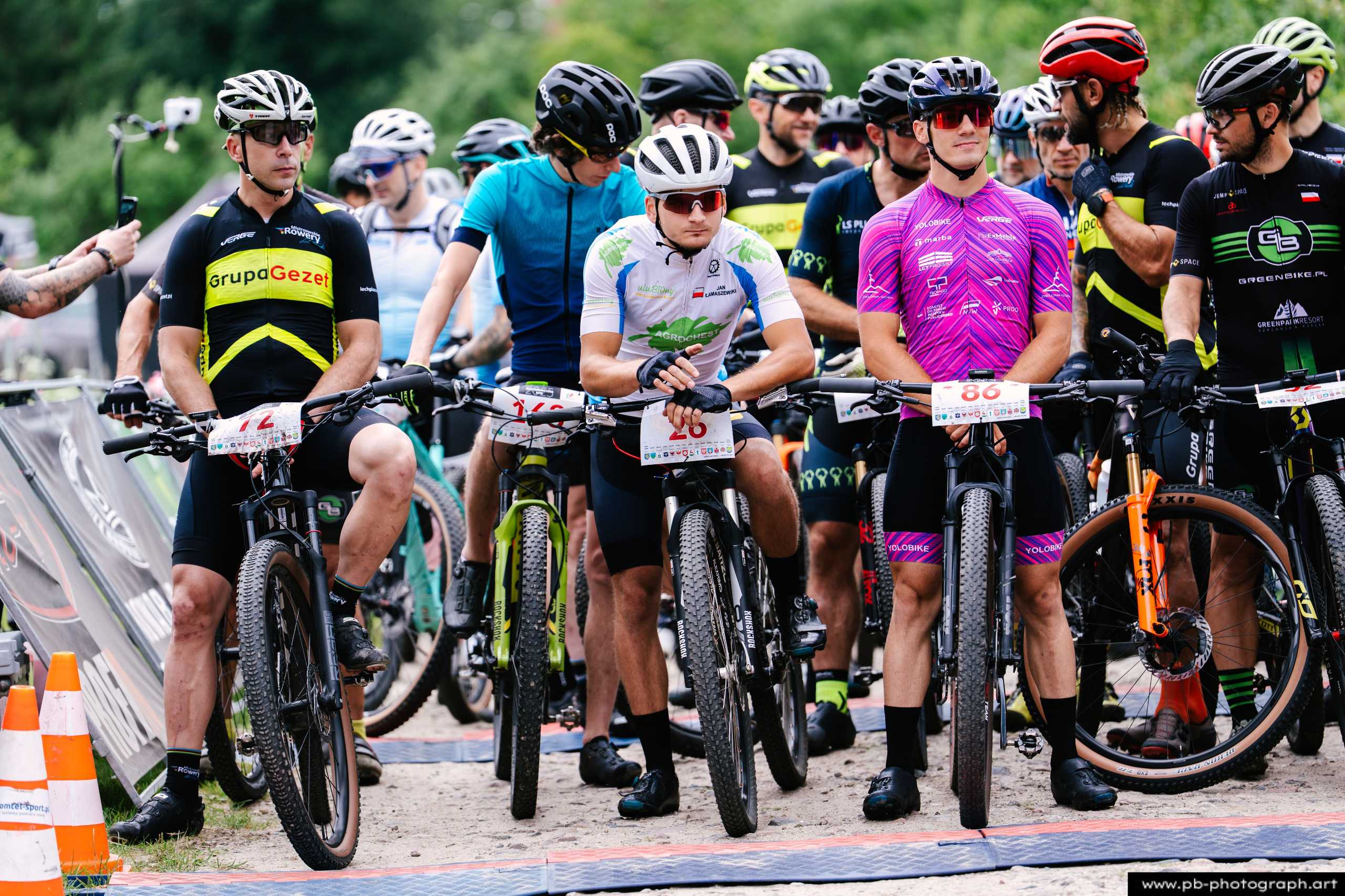Zawodnicy na starcie wyścigu MTB w Szczecinie, przygotowani do rywalizacji na rowerach górskich.
