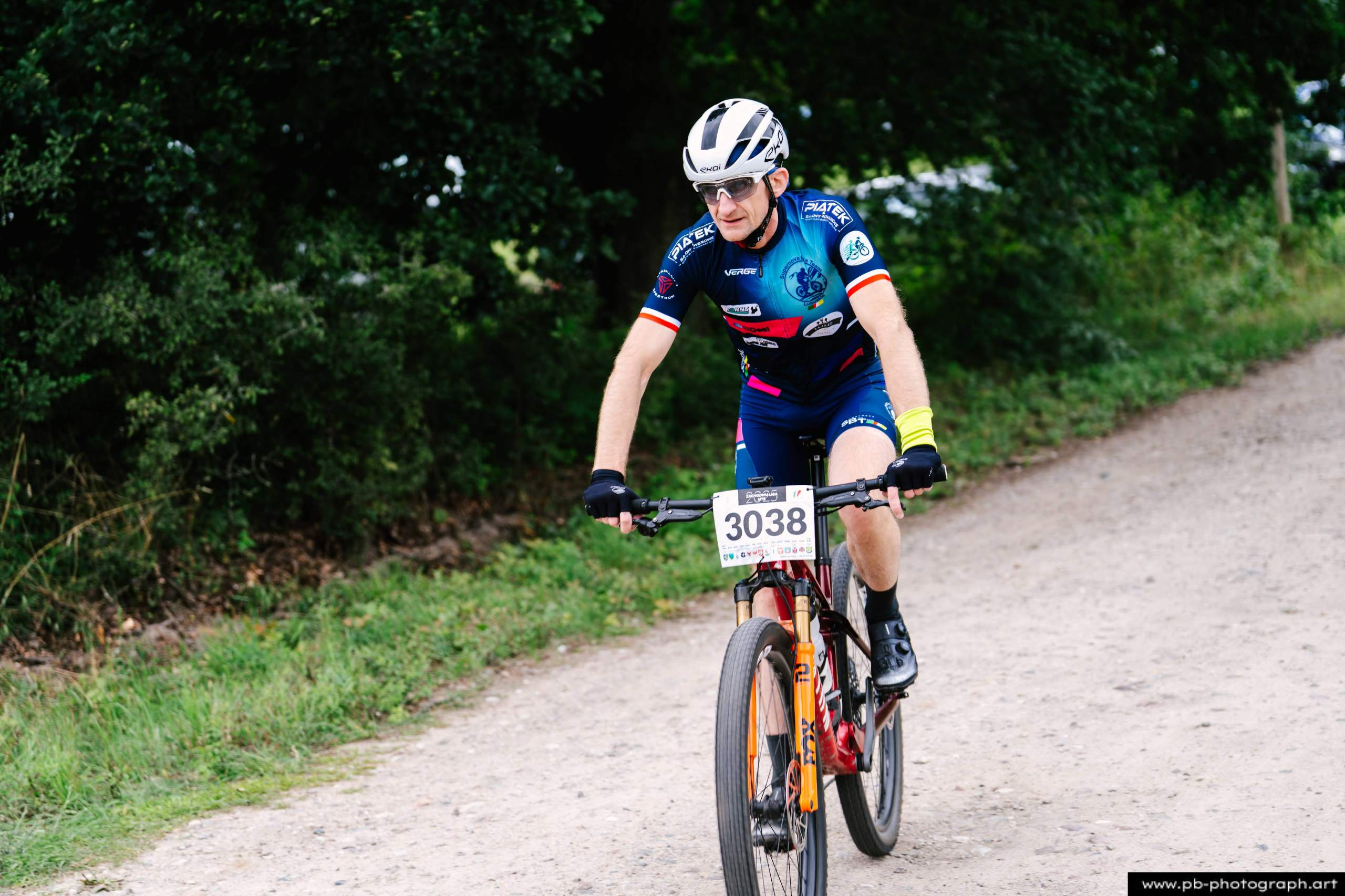 Ujęcie z drona zawodnika MTB na trasie wyścigu w Szczecinie, w pełnym skupieniu i dynamicznej jeździe.