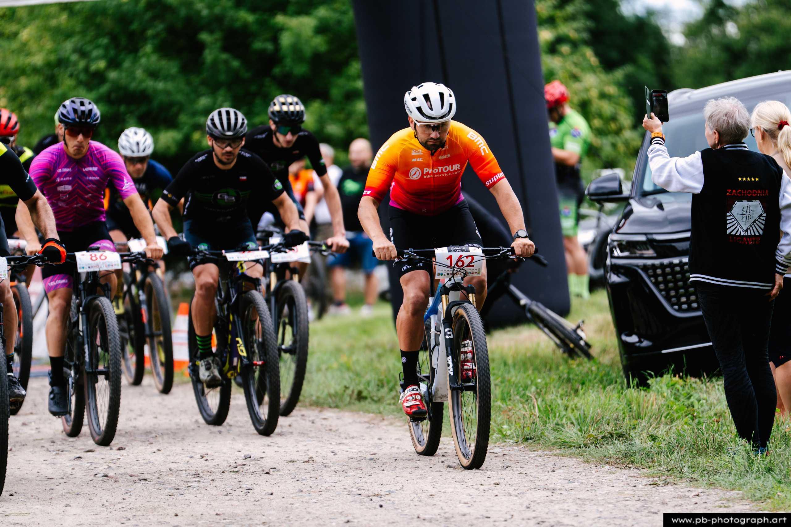 Ujęcie z drona zawodników MTB na trasie wyścigu w Szczecinie, zbliżenie na rywalizujących kolarzy.