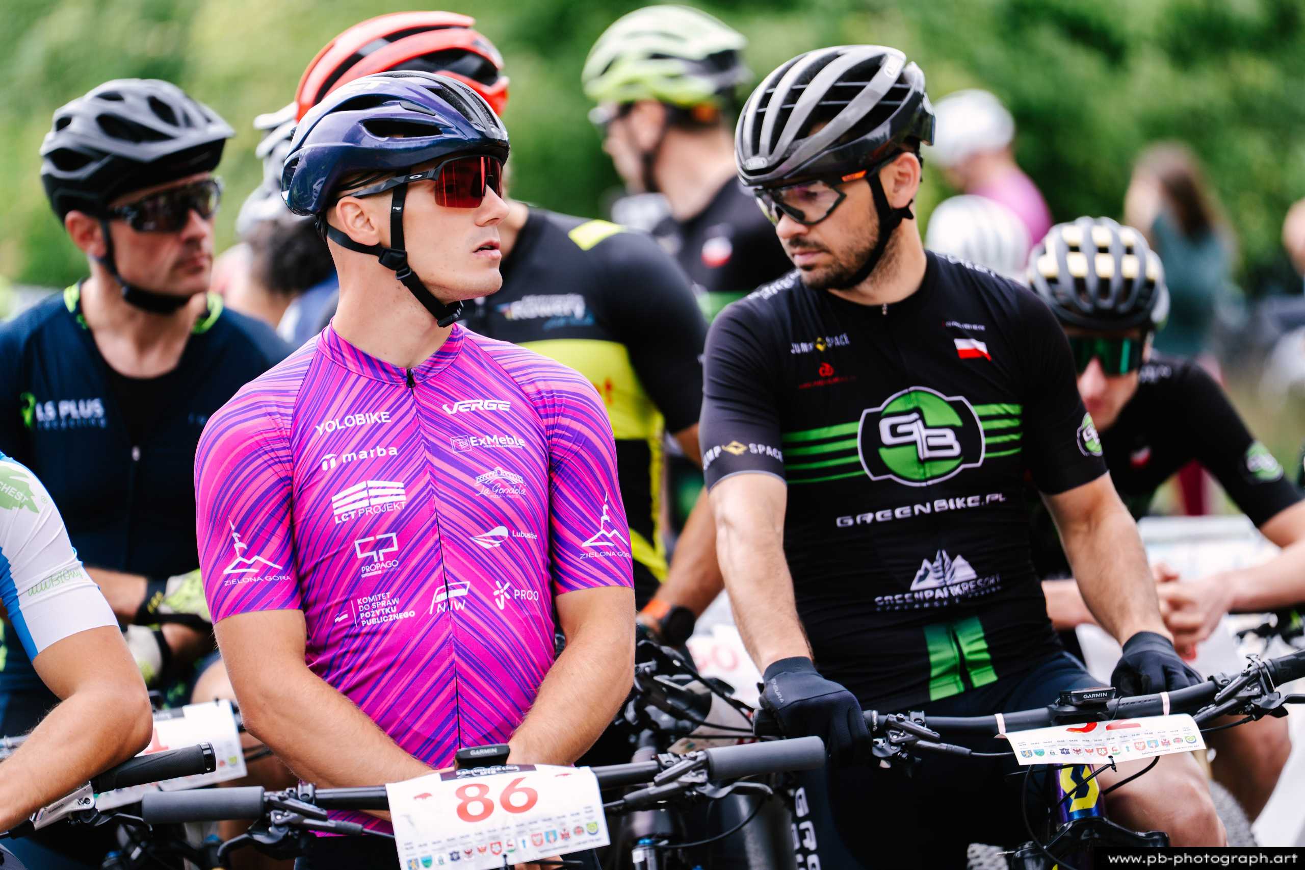 Zawodnicy MTB w strefie startowej przed wyścigiem, przygotowujący się do rywalizacji w Szczecinie.