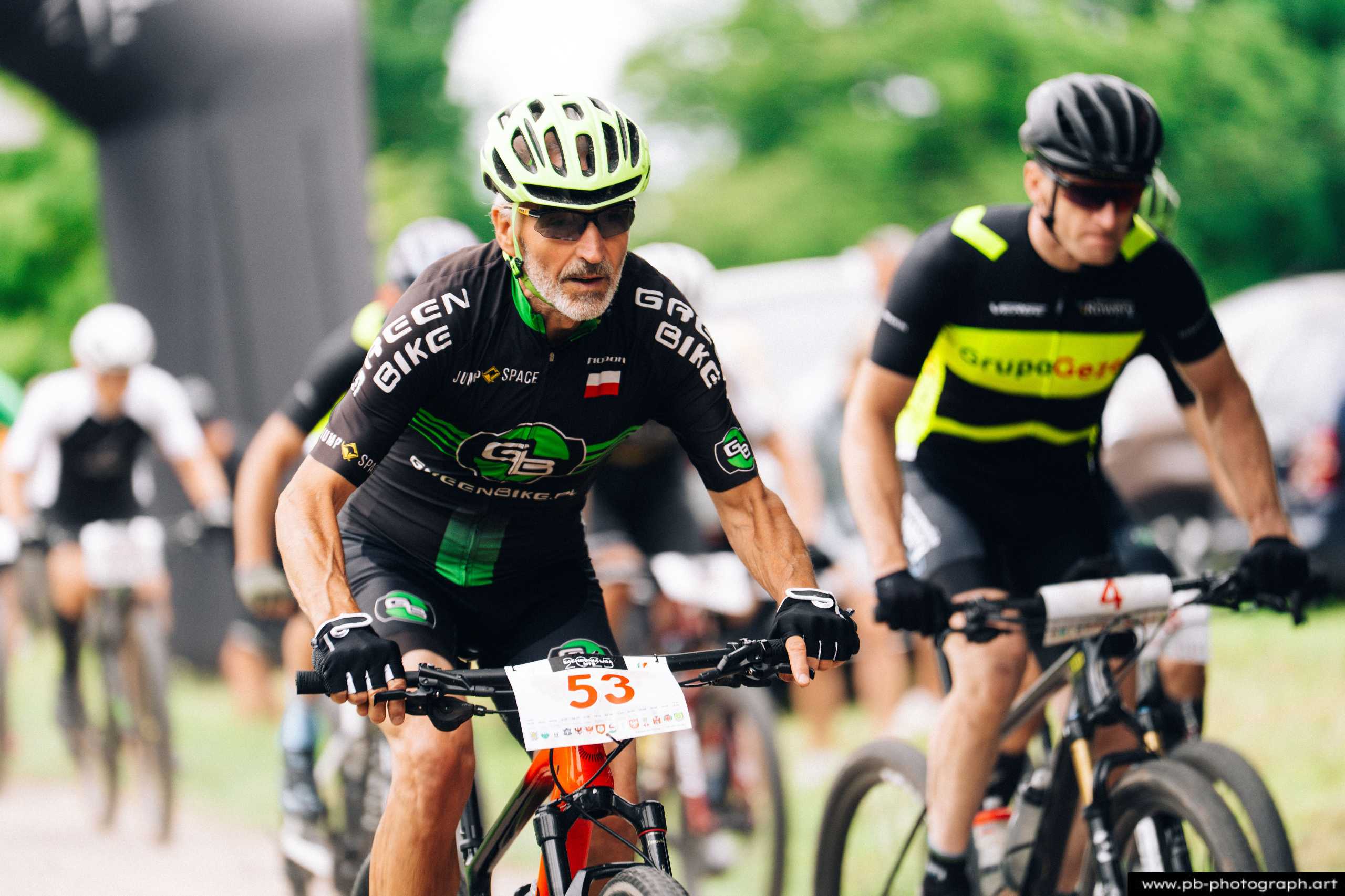 Zawodnicy na trasie wyścigu MTB w Szczecinie, z bliska uchwycony moment rywalizacji.