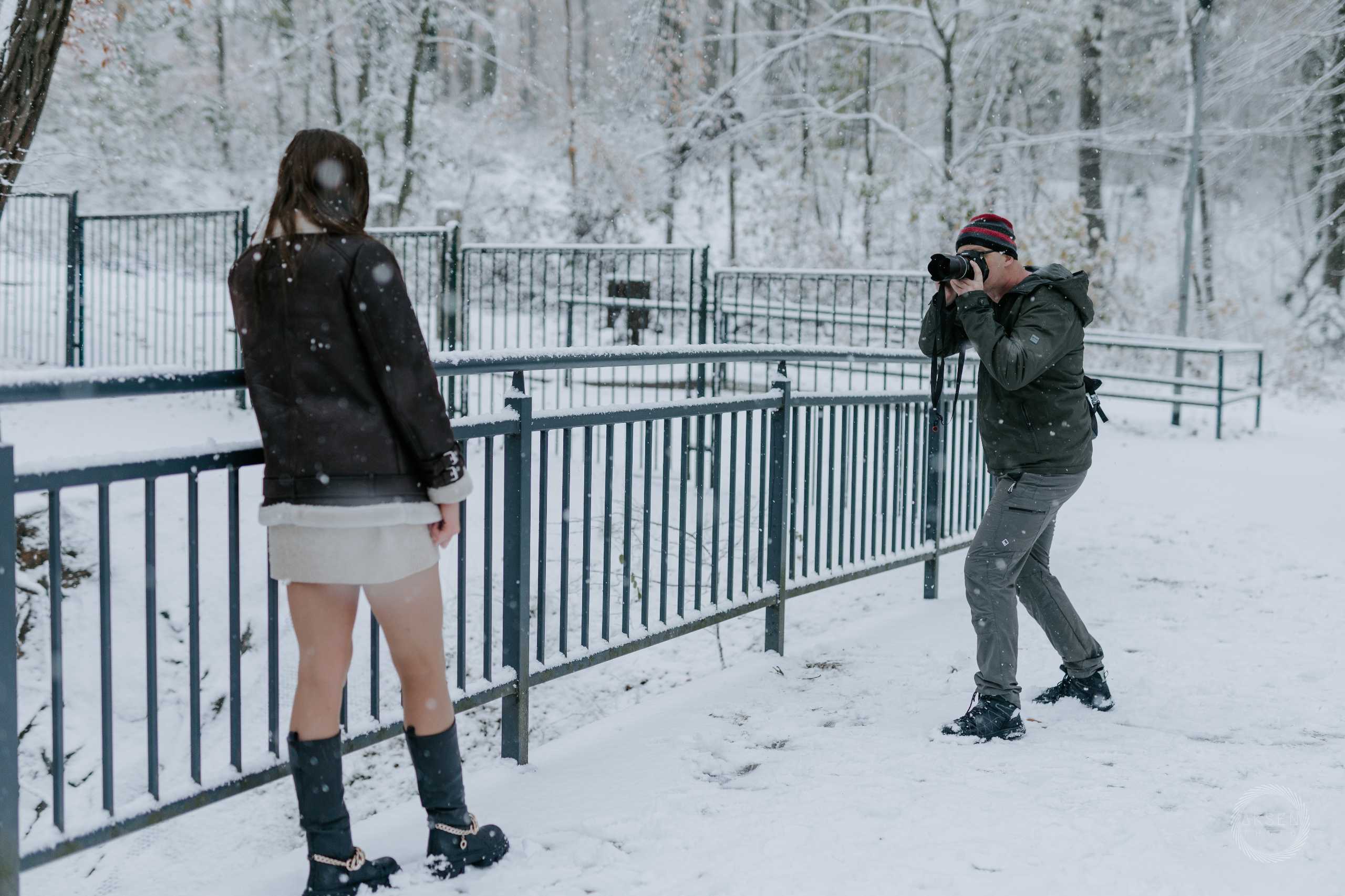 Fotografia wizerunkowa w zimowym plenerze w Szczecinie — fotograf uwiecznia modelkę w śnieżnym otoczeniu.