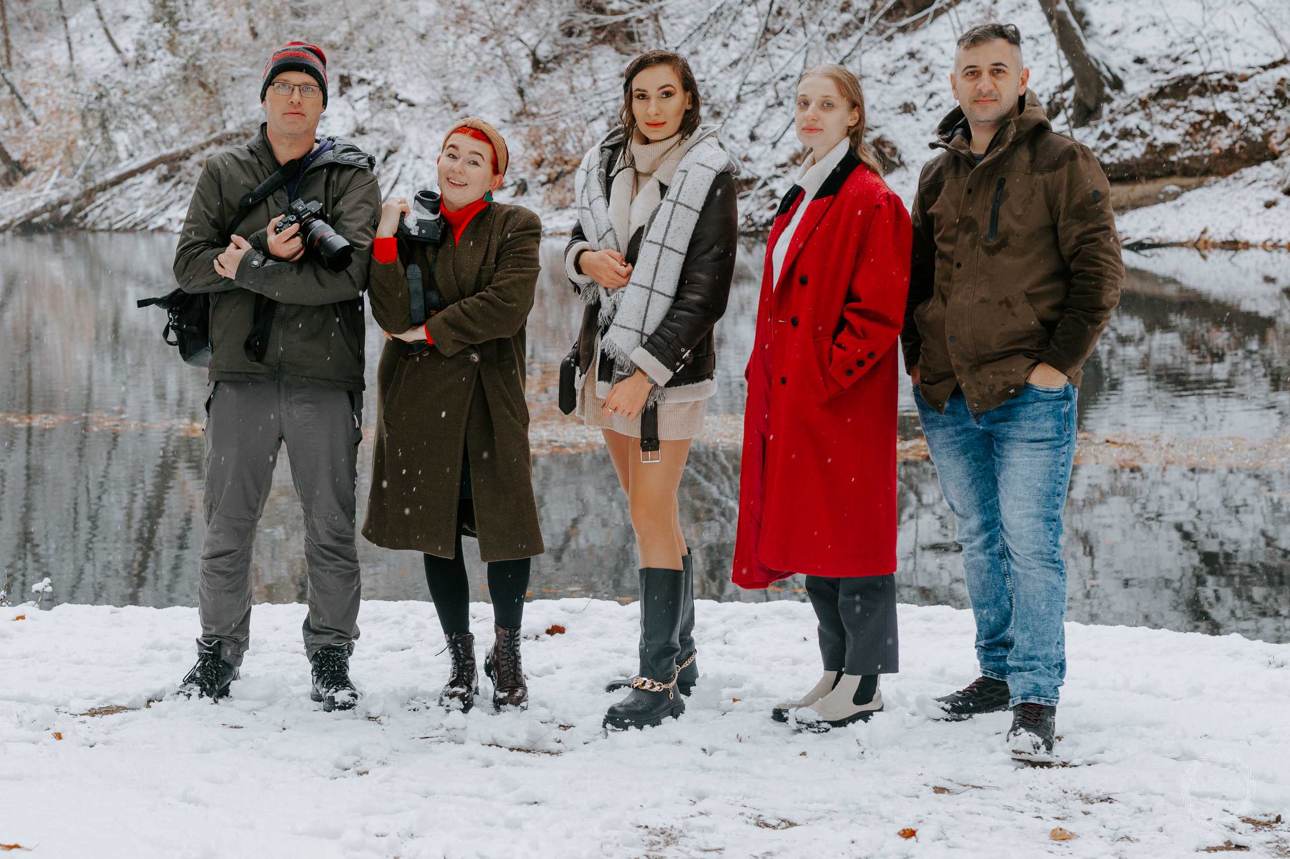 Grupa modeli w zimowych stylizacjach na tle zaśnieżonego krajobrazu w Szczecinie.