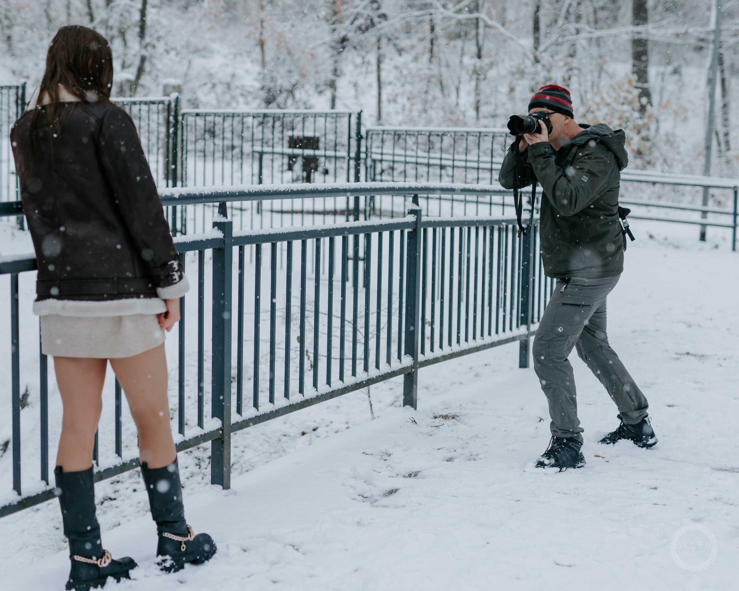 Fotografia wizerunkowa w zimowym plenerze w Szczecinie — fotograf uchwycił modelkę w śnieżnym otoczeniu.