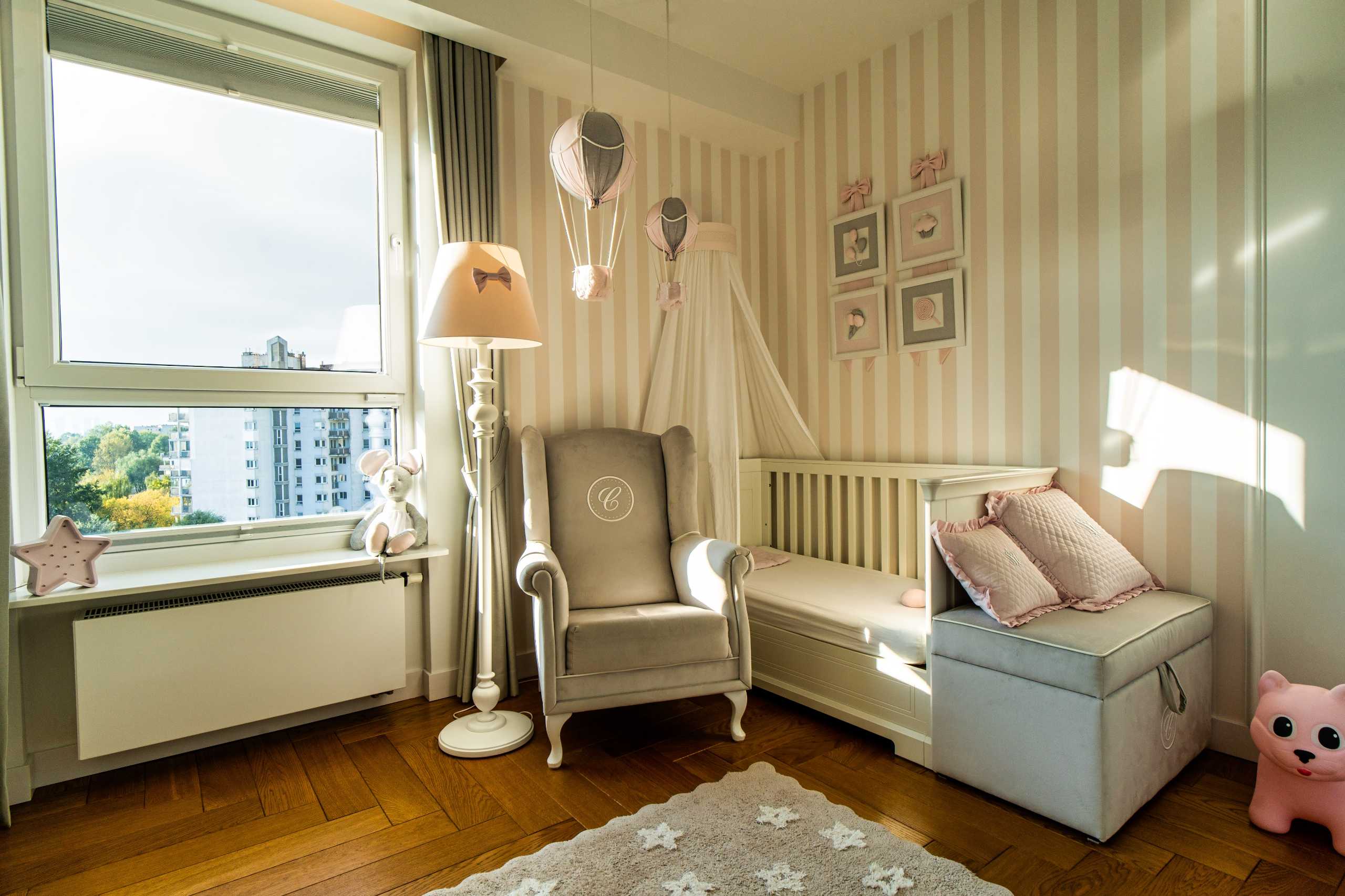 Stylowe wnętrze dziecięcego pokoju w apartamencie, z pastelowymi akcentami i eleganckimi meblami.