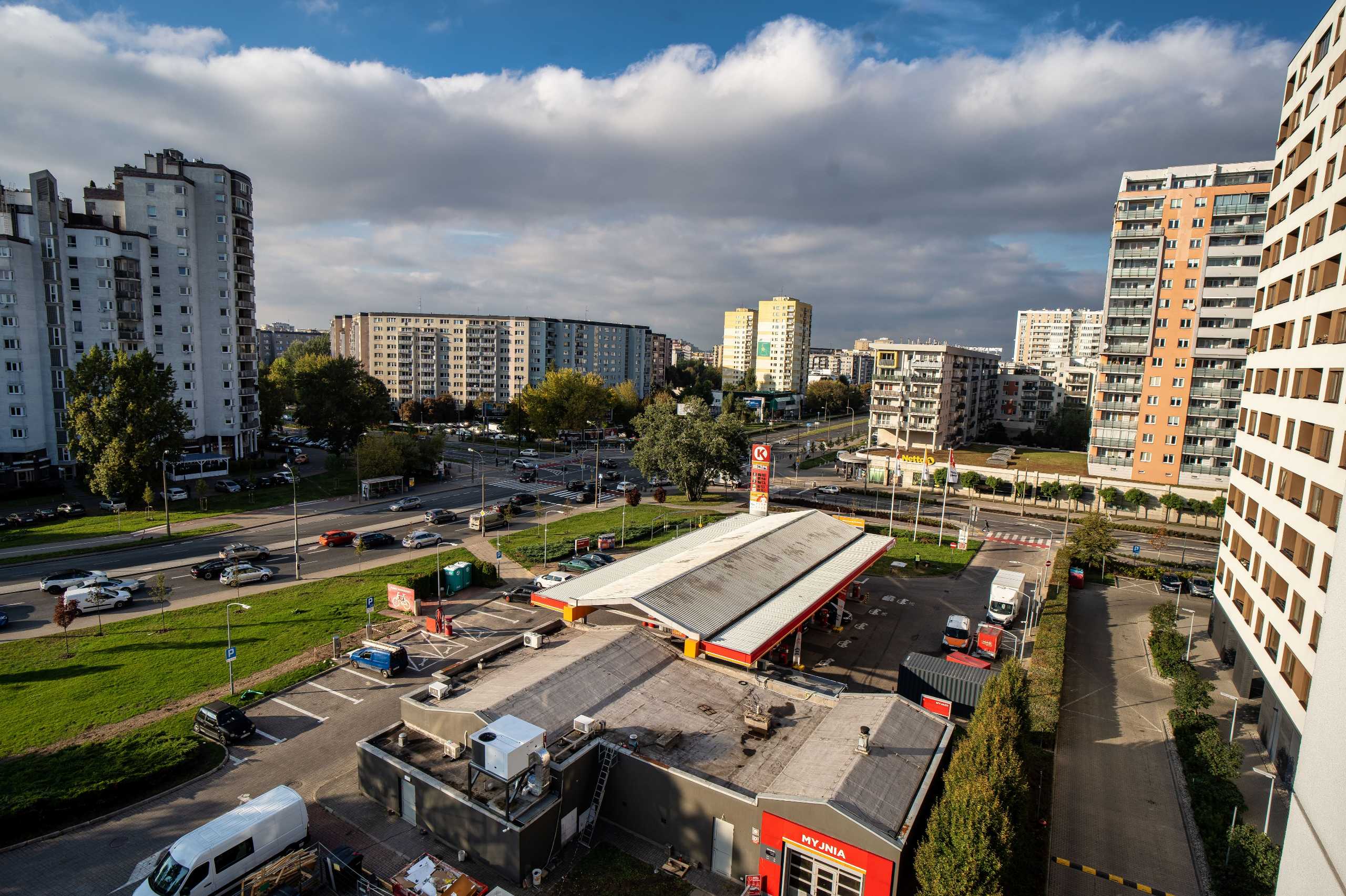 Widok na okazały apartament w Warszawie z perspektywy wyższej kondygnacji, ukazujący architekturę i otoczenie.