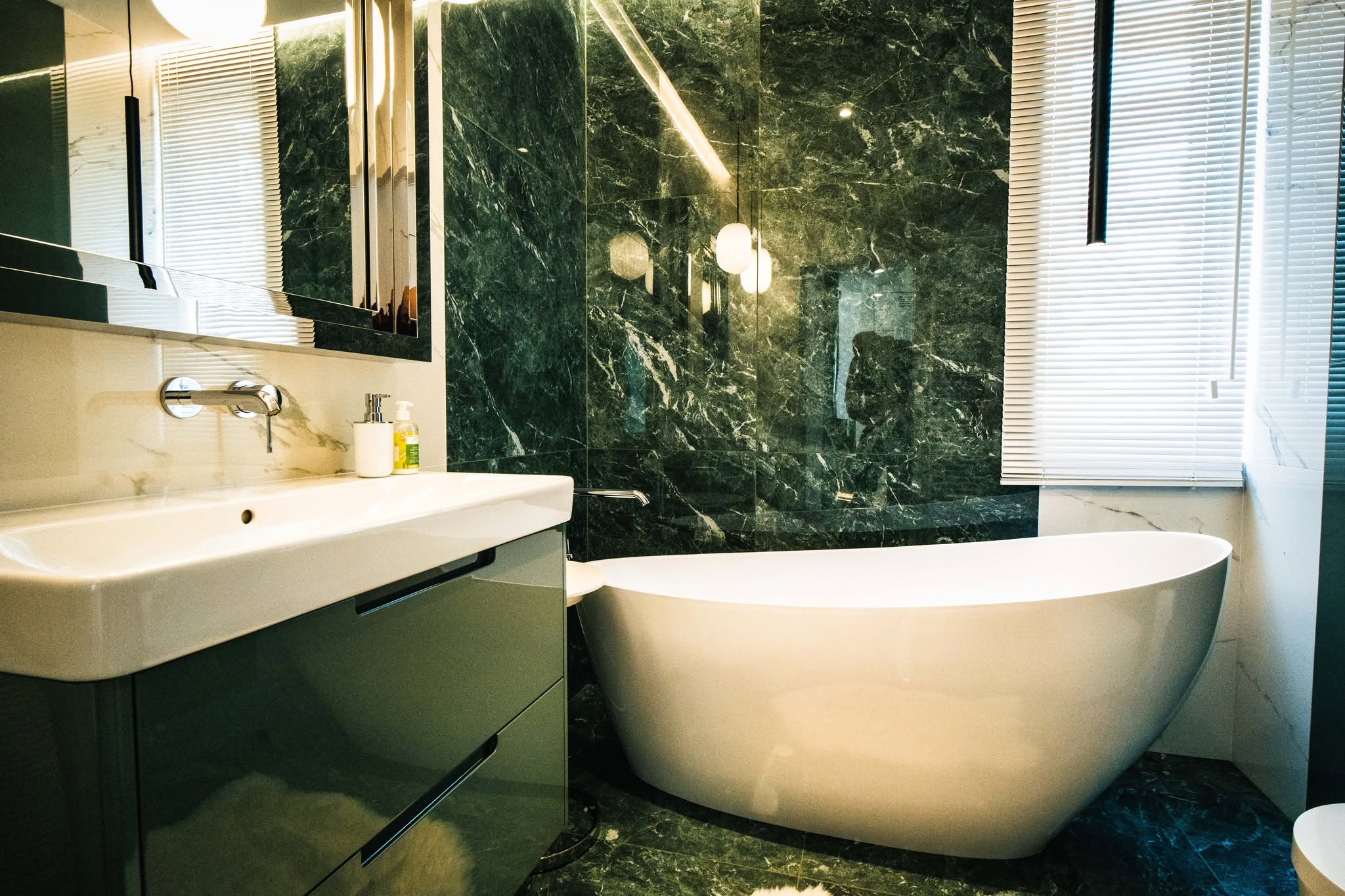 Elegancka łazienka w apartamencie z wolnostojącą wanną i nowoczesną armaturą w Warszawie.