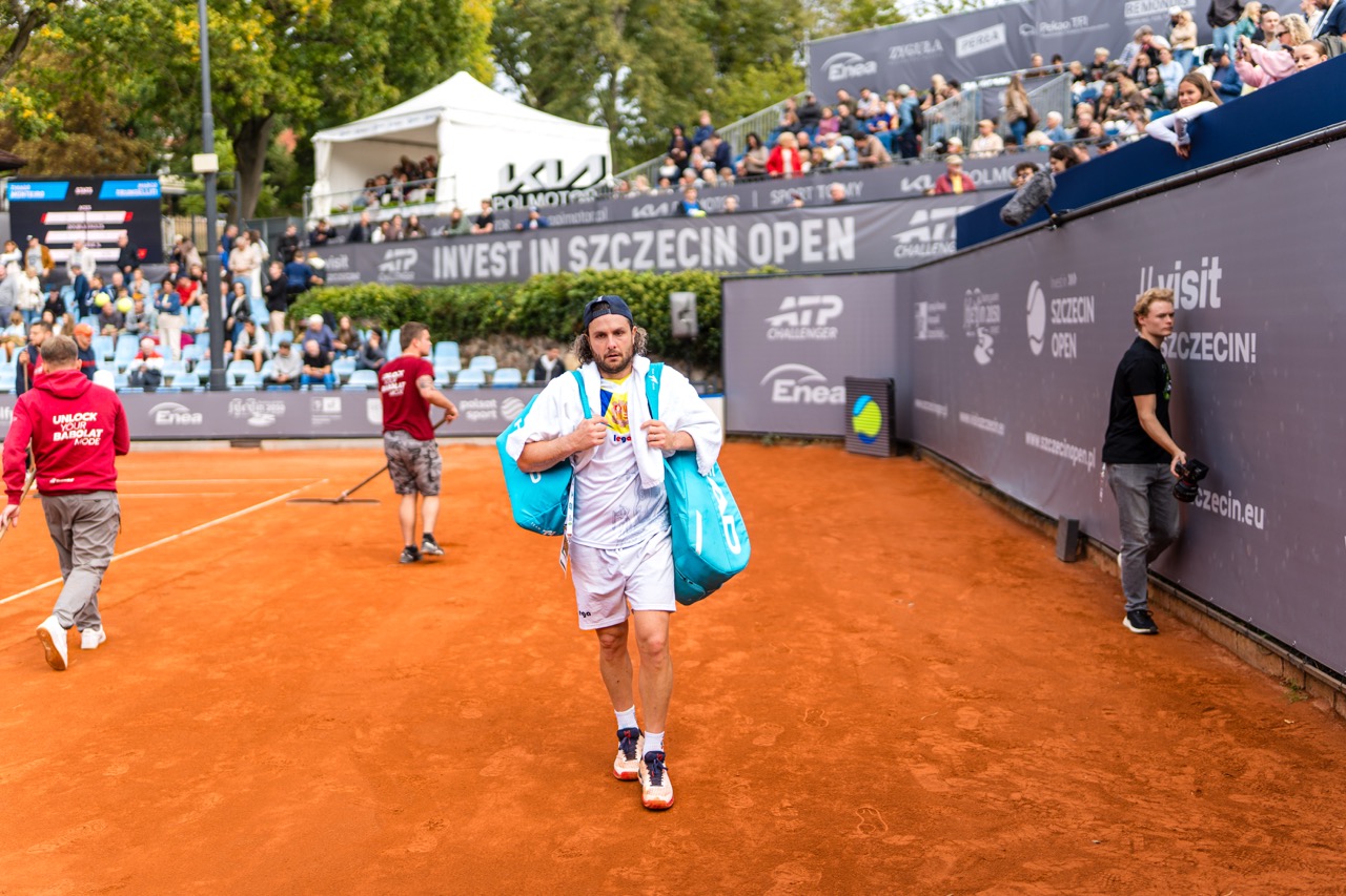 Zawodnik wychodzący z kortu po meczu na turnieju Invest in Szczecin Open 2026, z publicznością w tle.