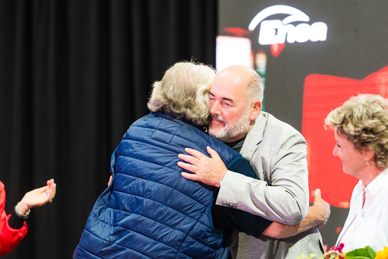 Ujęcie z momentu gratulacji po meczu podczas turnieju tenisowego w Szczecinie, z emocjami zawodników na pierwszym planie.