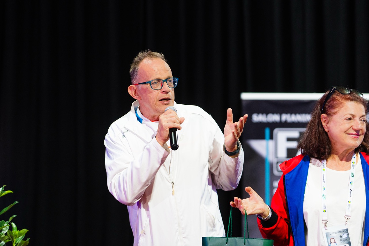 Prezentacja nagród podczas turnieju Invest in Szczecin Open 2026 – ATP Challenger, z mówcą na scenie i publicznością w tle.